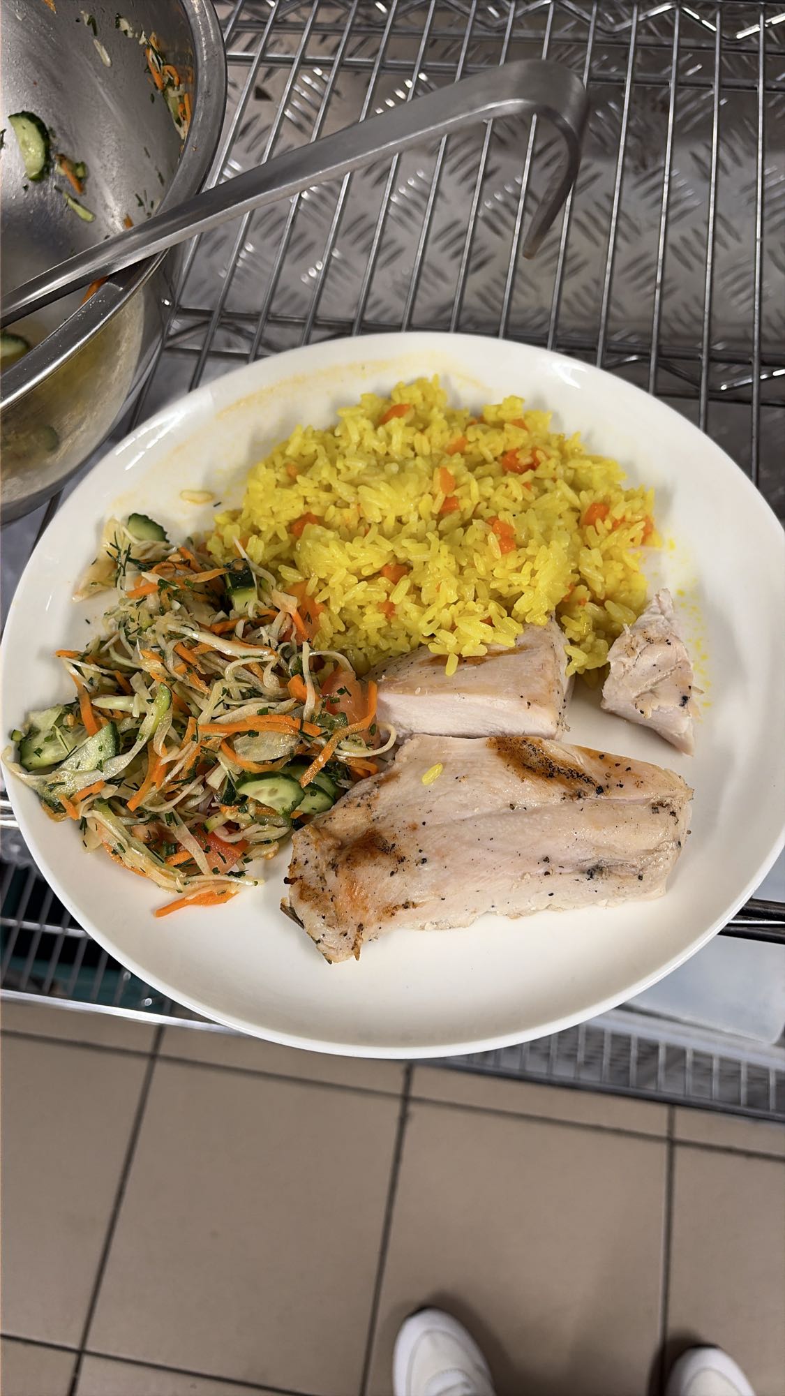 Курица с рисом и салатом