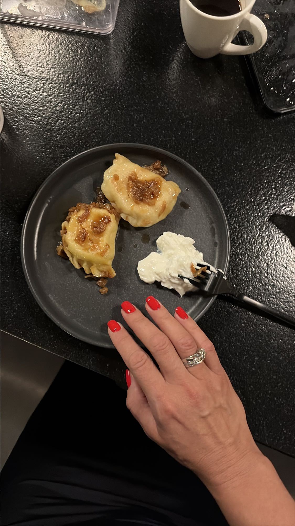 Pierogi z cebulką i śmietaną