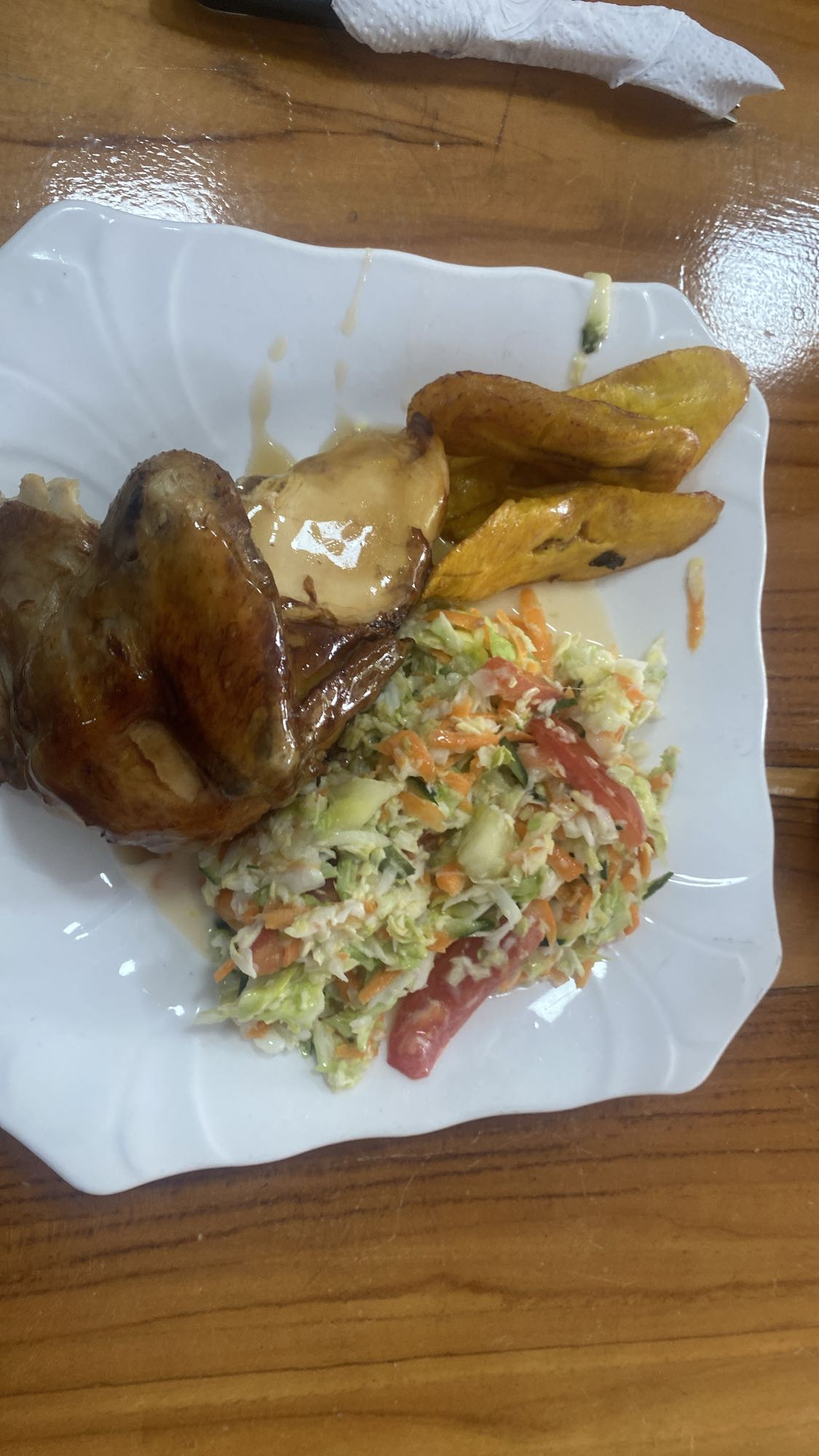 Pollo con plátano y ensalada