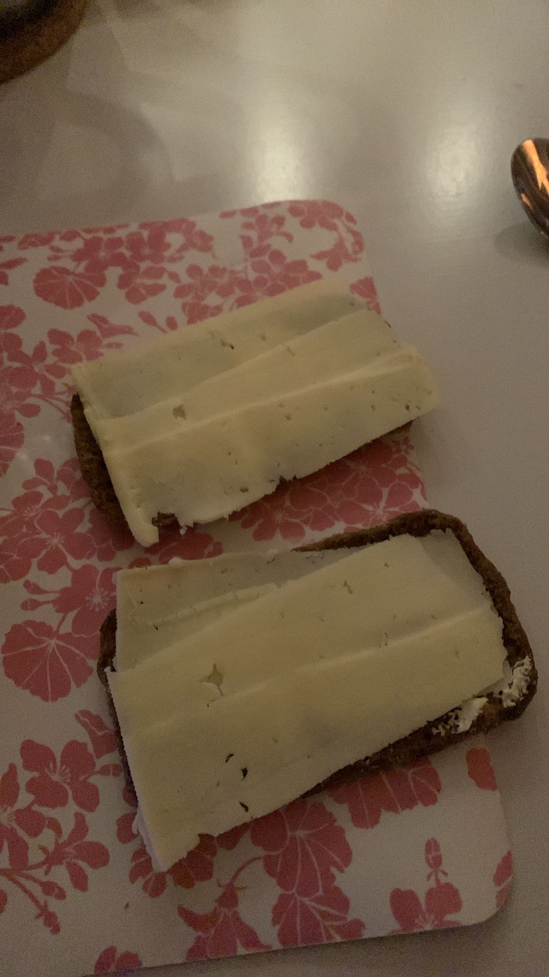 Ostsmörgås på rågbröd