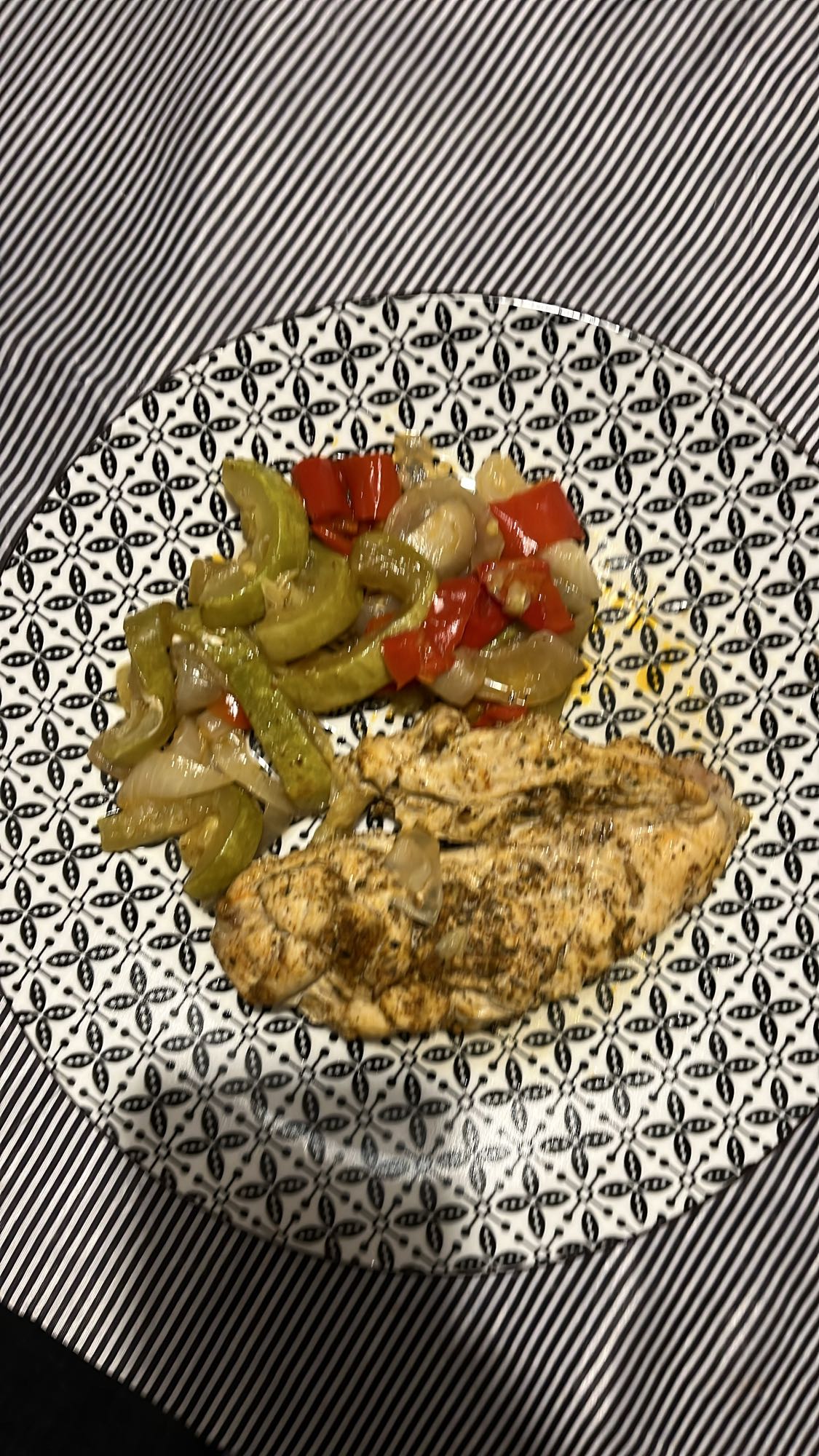 Пилешко с печени зеленчуци