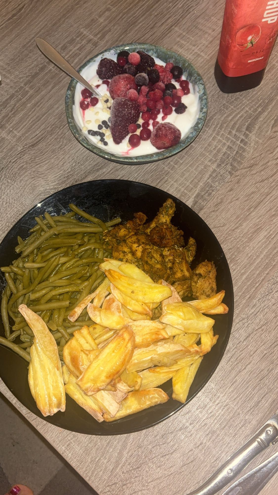 Poulet, pommes de terre, haricots verts, fromage blanc et fruits rouges