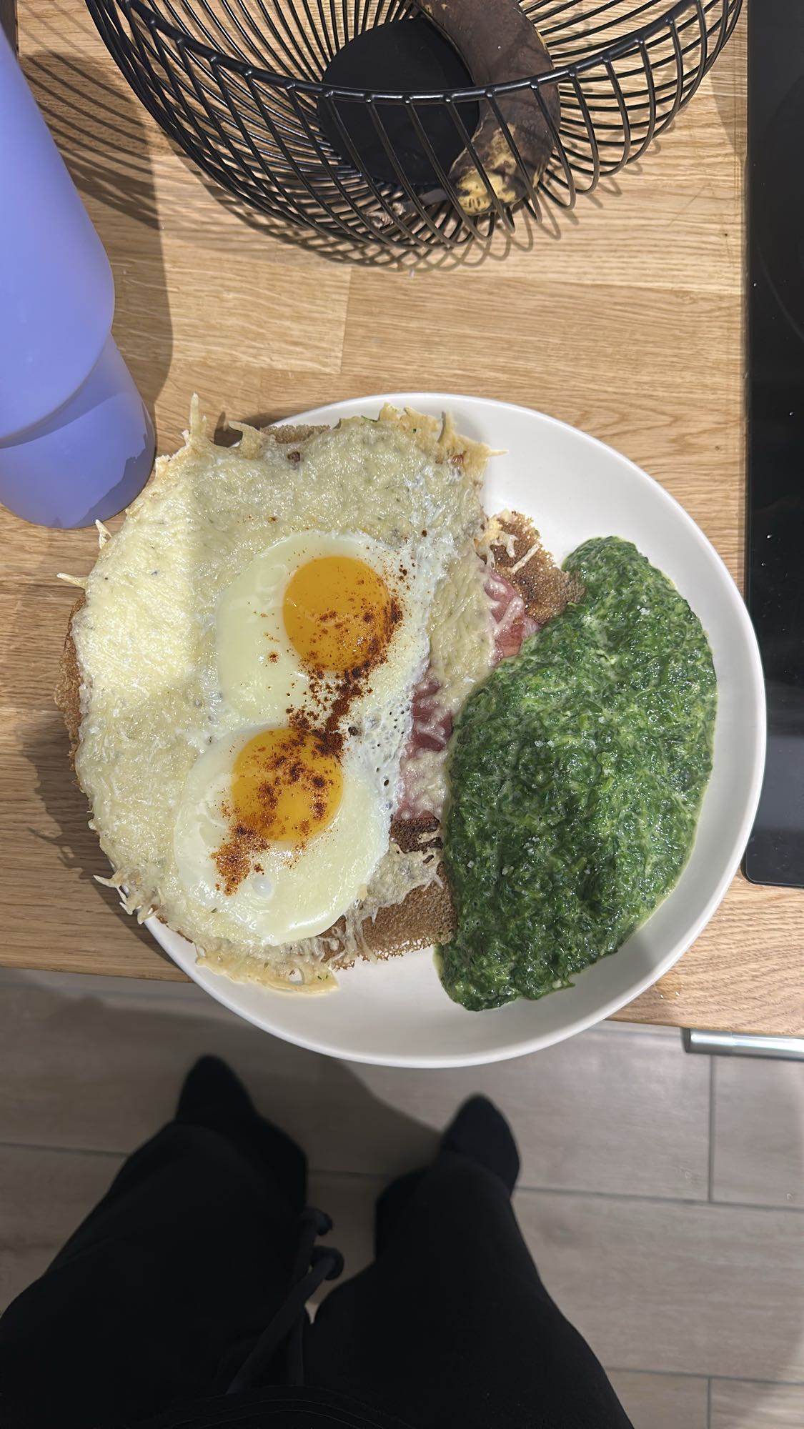 œufs sur pain et épinards