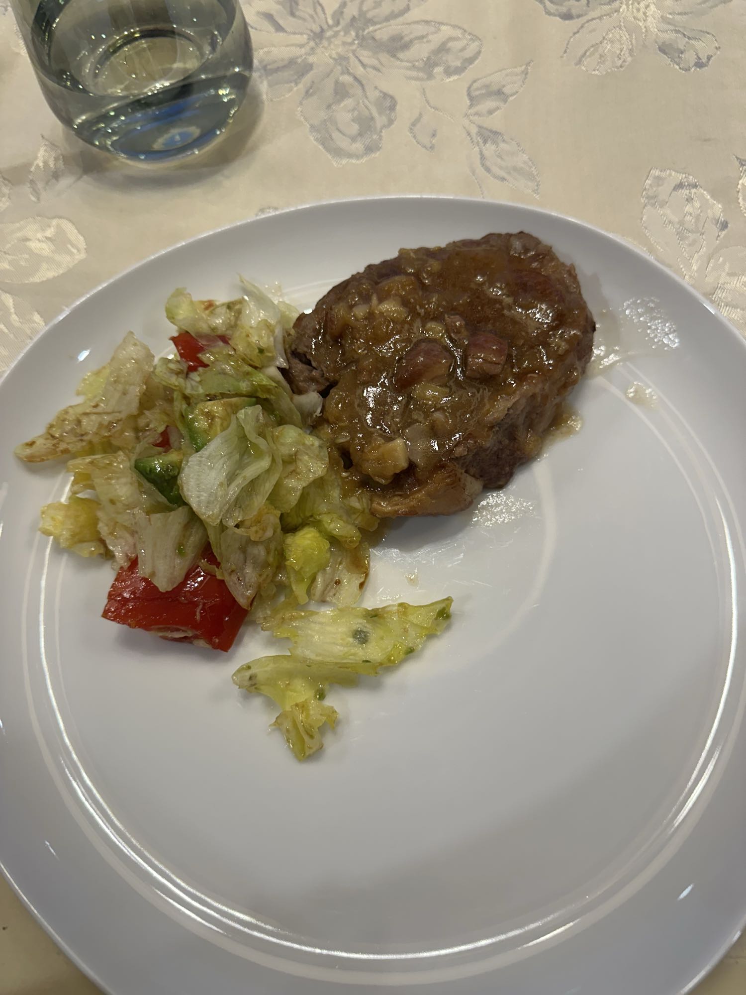 Carne con ensalada mixta