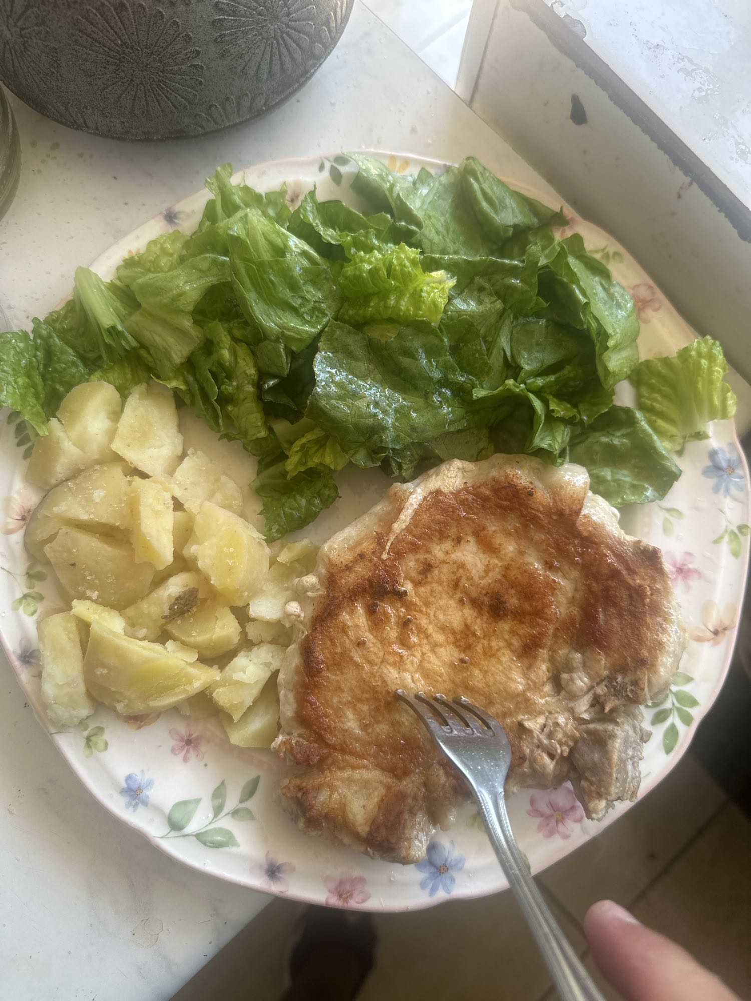 Chuleta con papas y lechuga