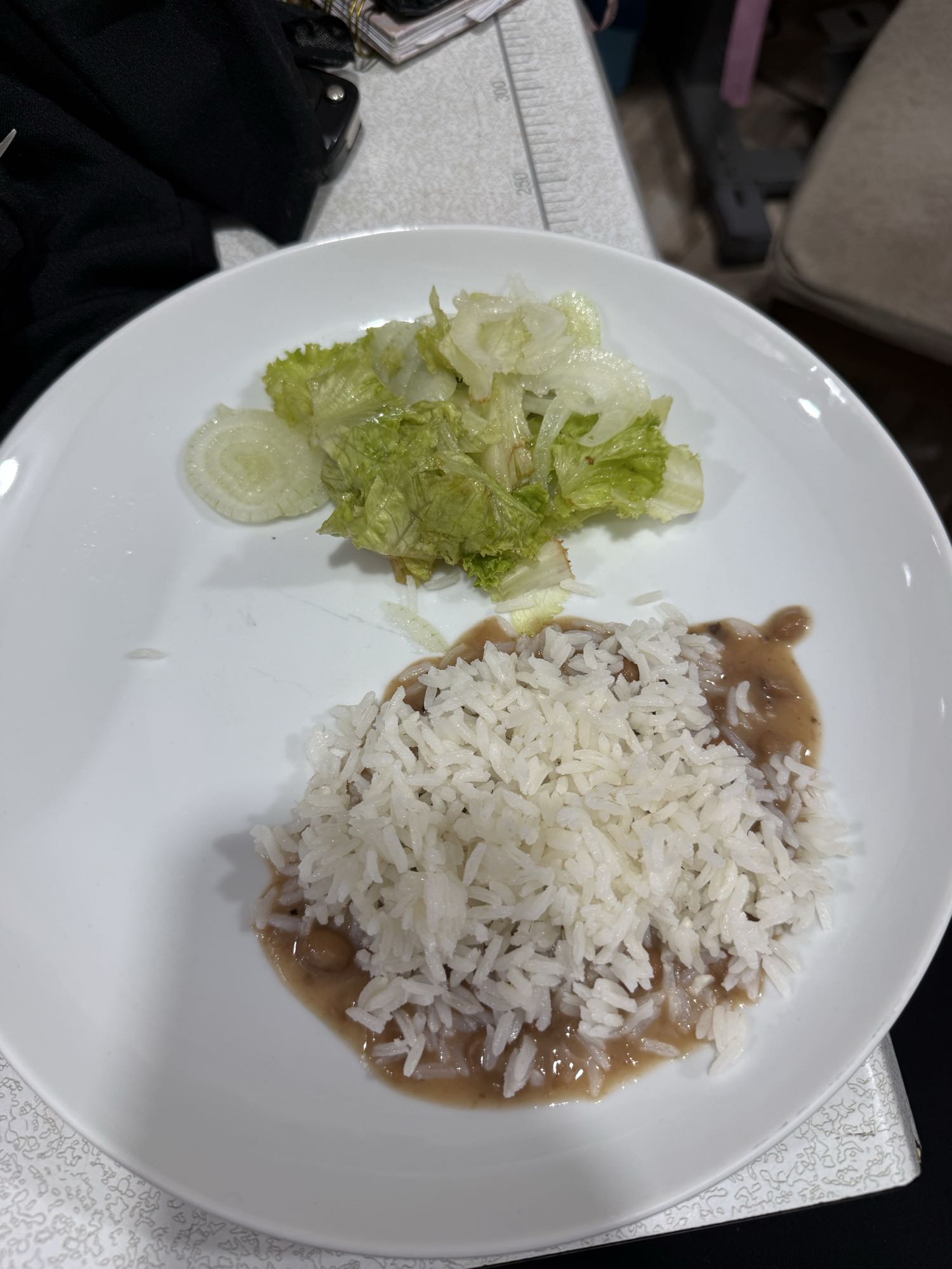 Arroz, feijão e salada