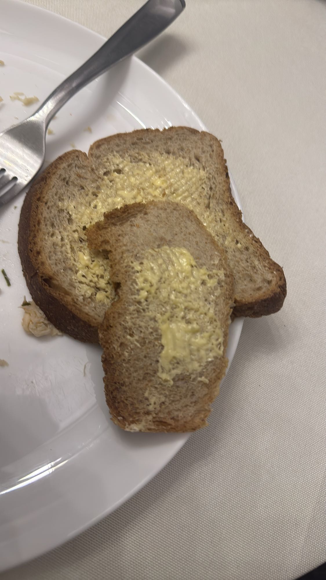 Pão integral com manteiga