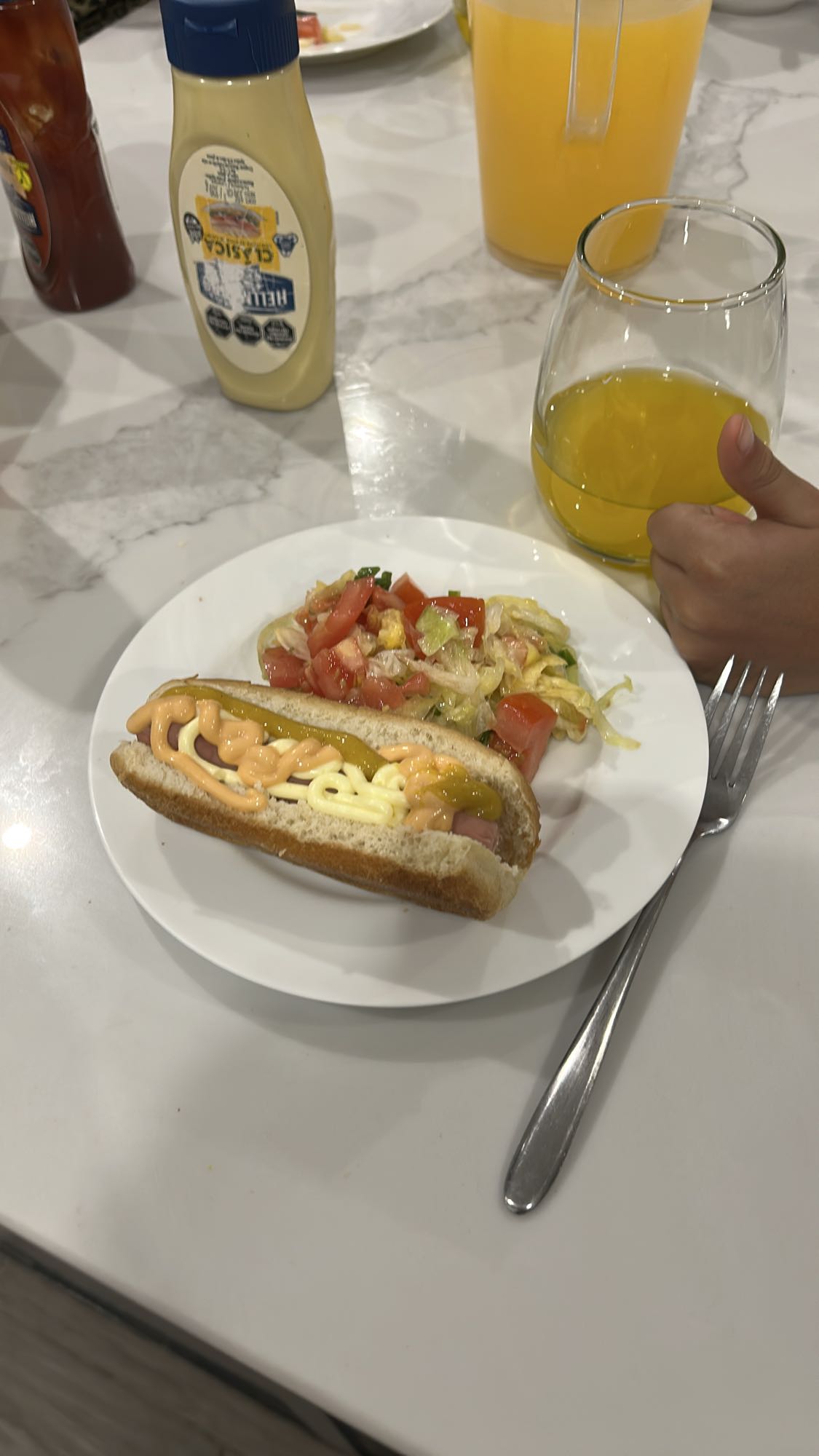 Hot dog con ensalada
