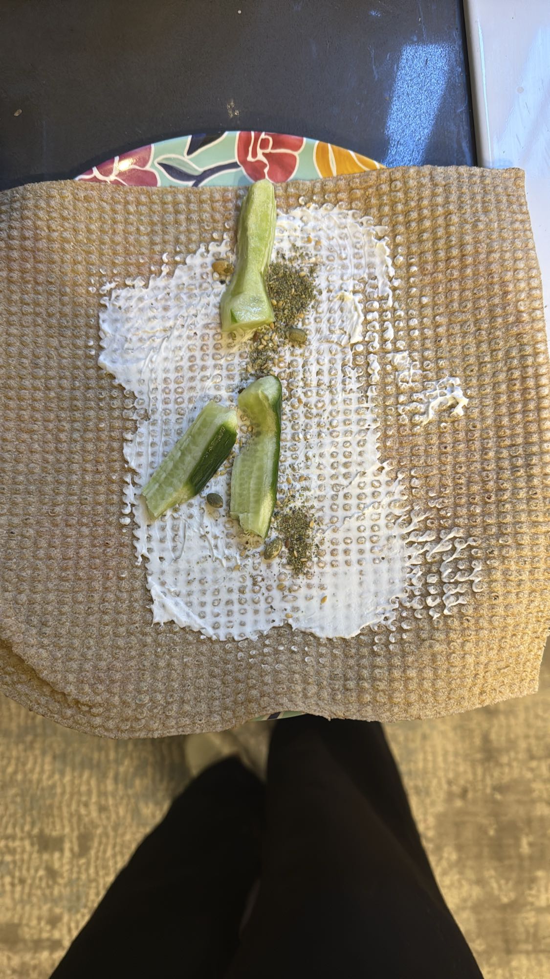 Crispbread with yogurt and cucumber