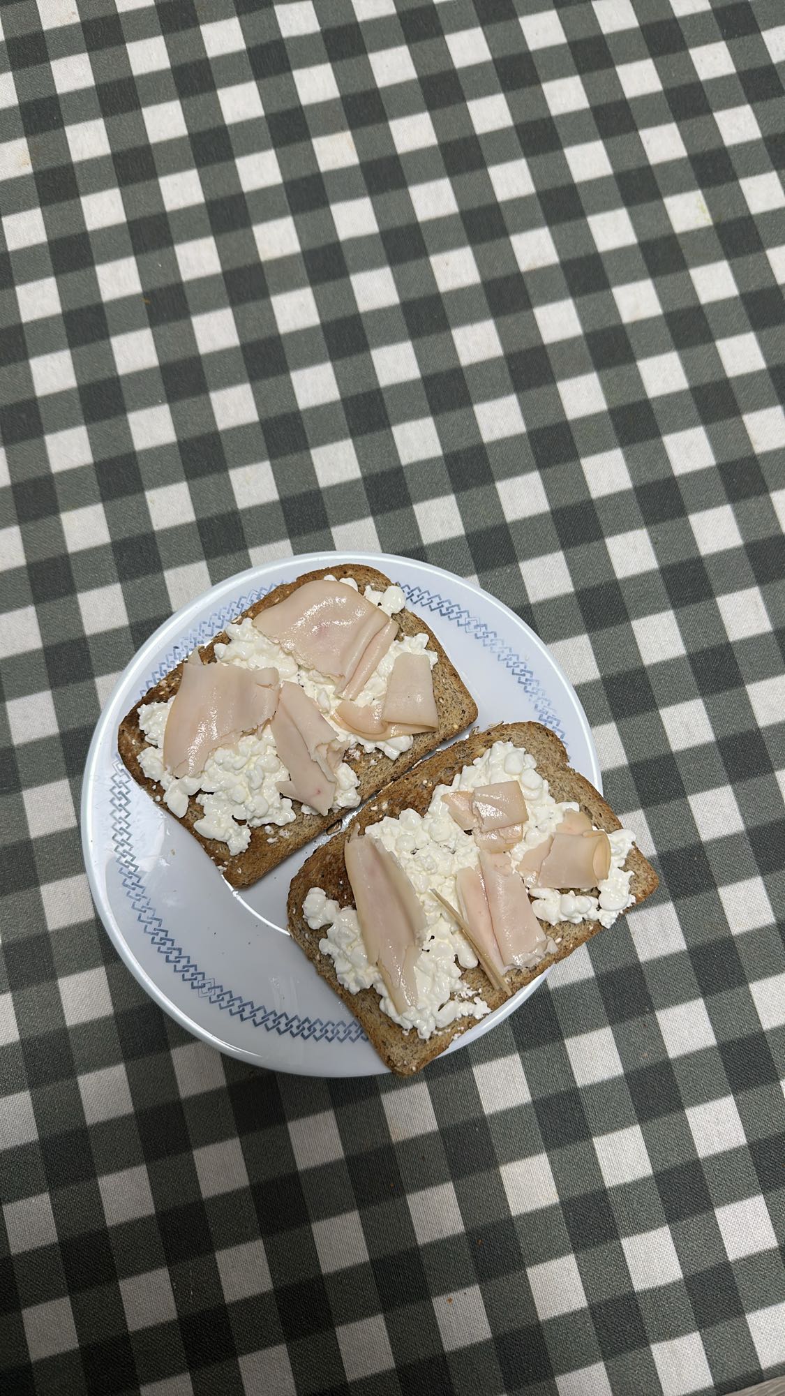 Tostadas con cottage y pavo