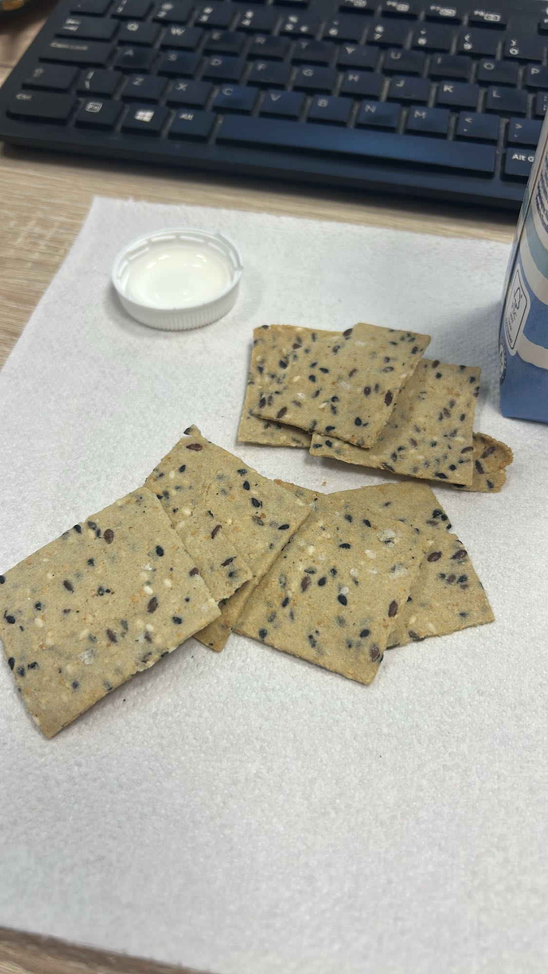 Crackers cu semințe și iaurt