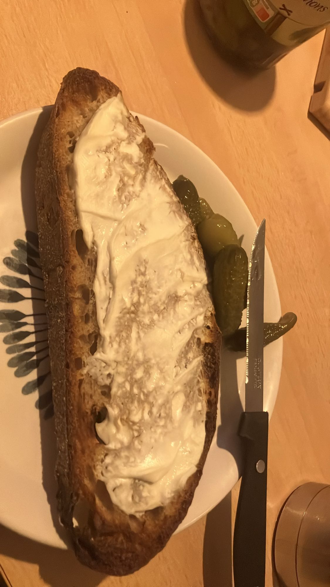 Pão com creme e picles