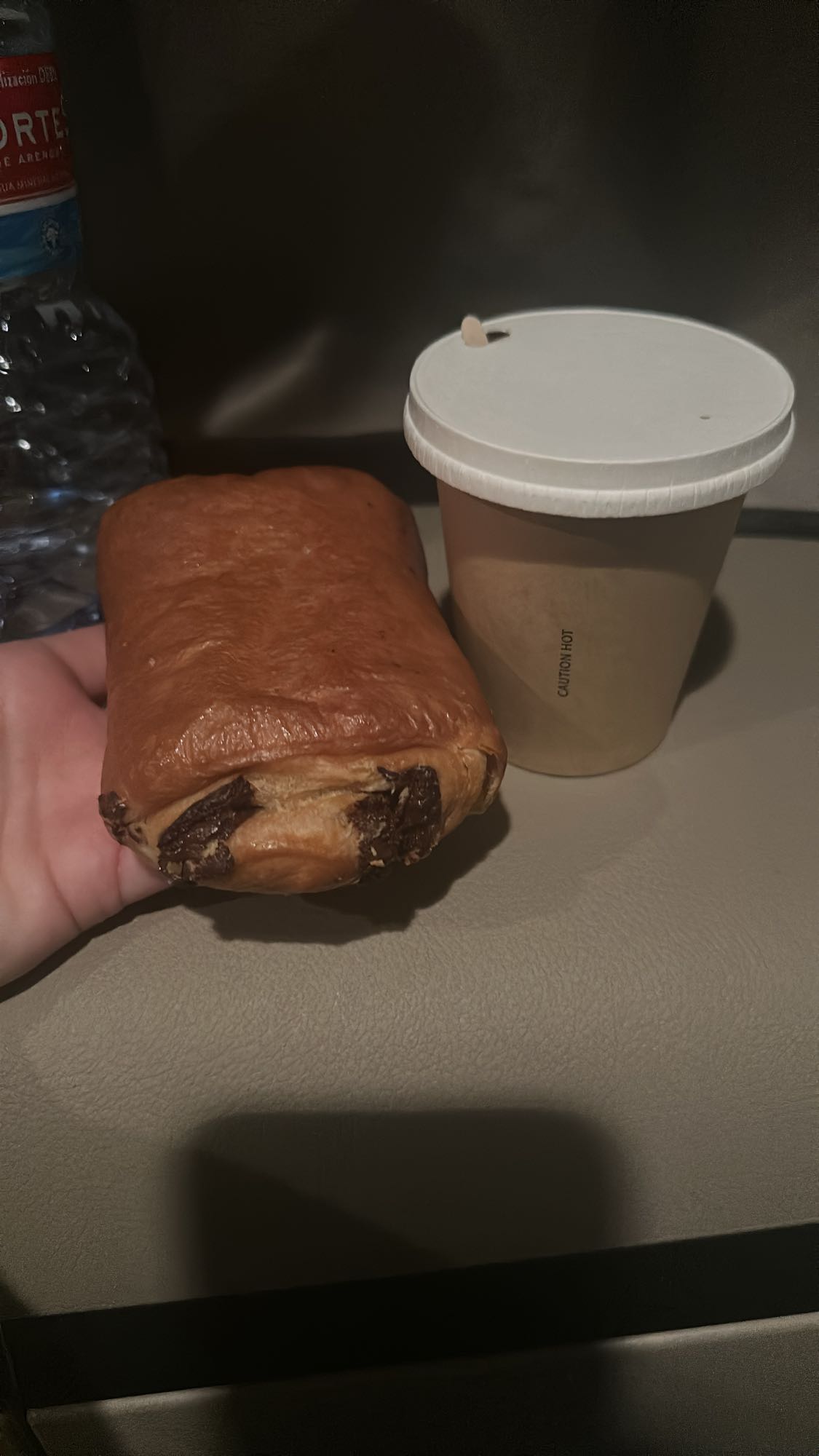 croasant cu ciocolată și cafea cu lapte fără zahăr