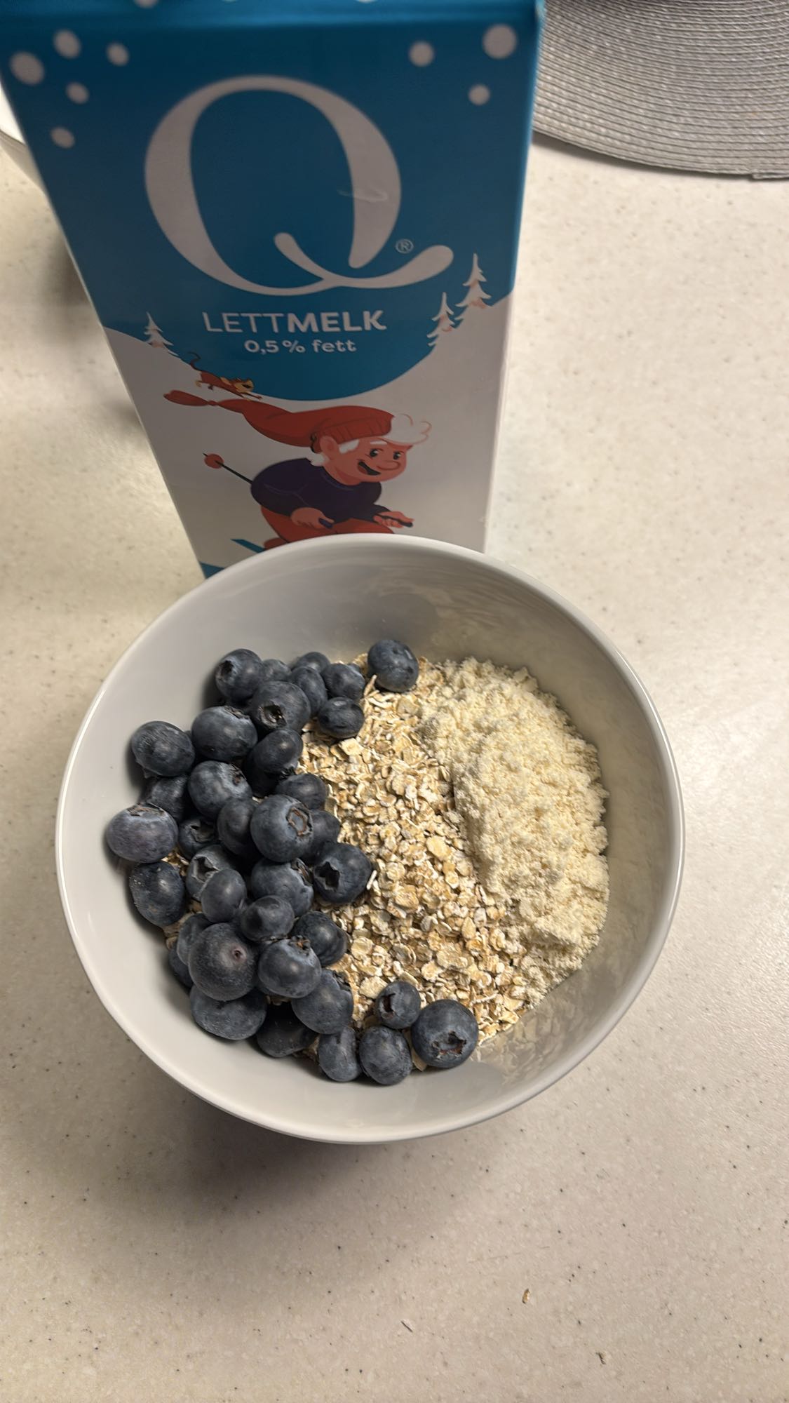 Havregrøt med blåbær og proteinpulver