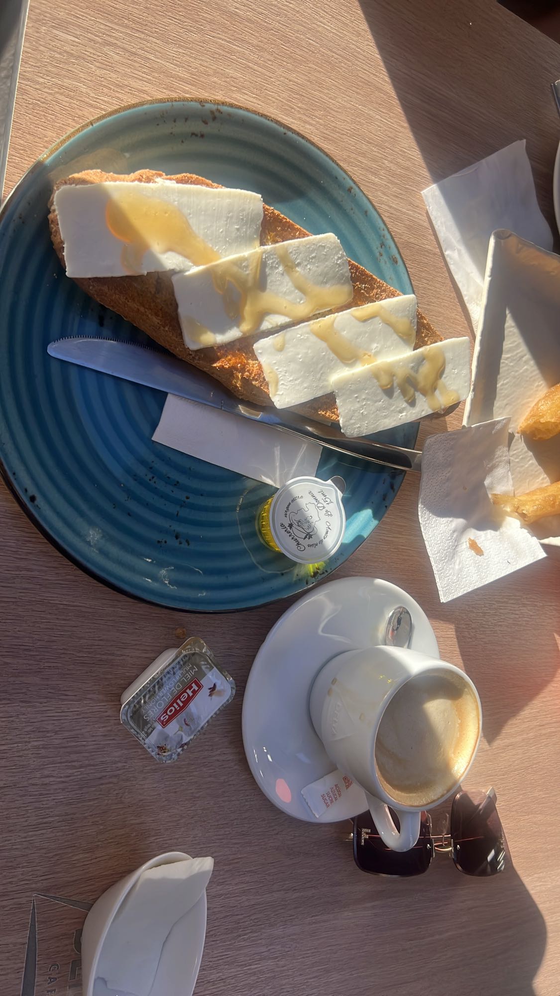 Tostada con queso y miel