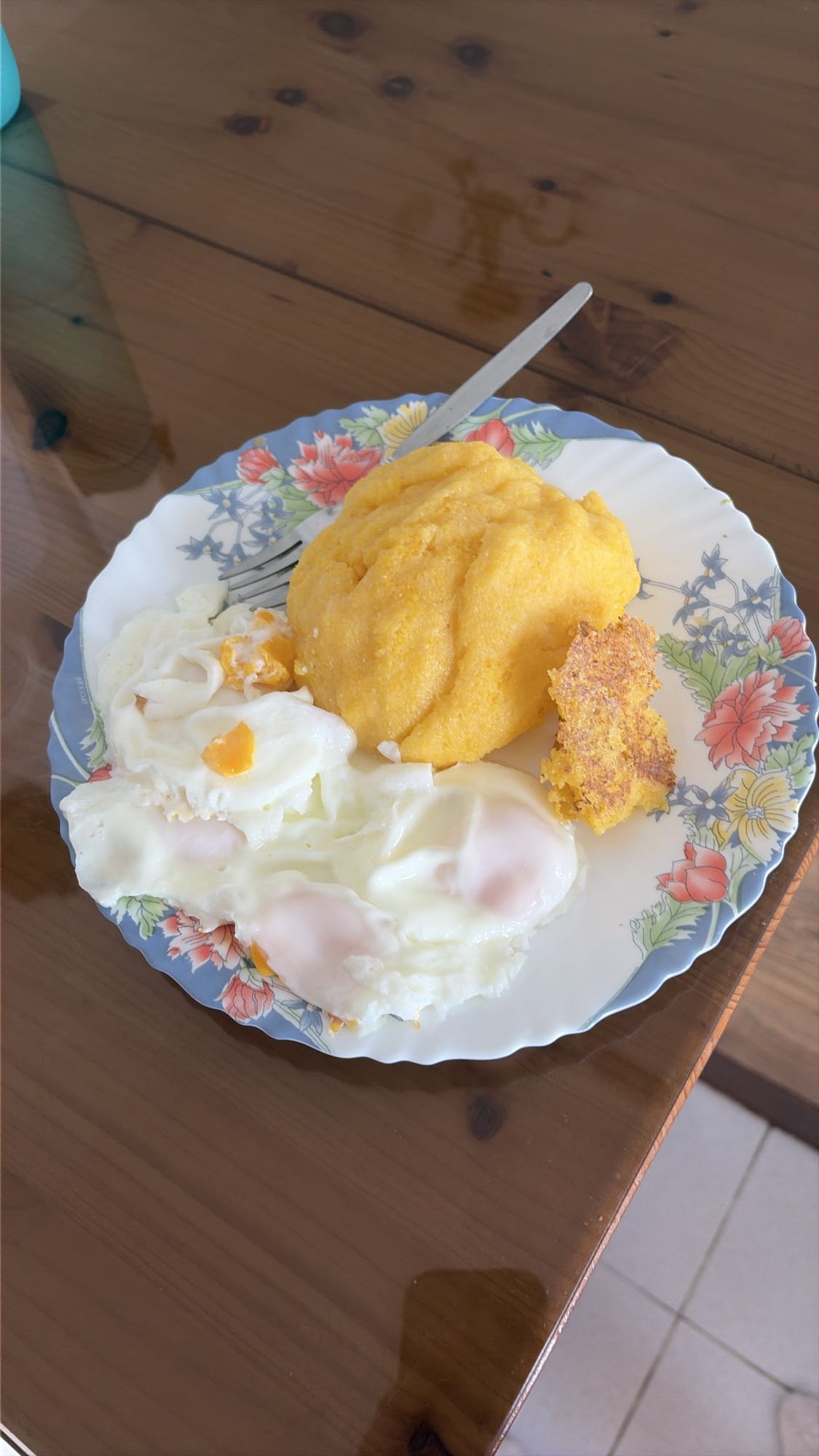 Bulz cu brânză de burduf și patru ouă ochiuri fără ulei