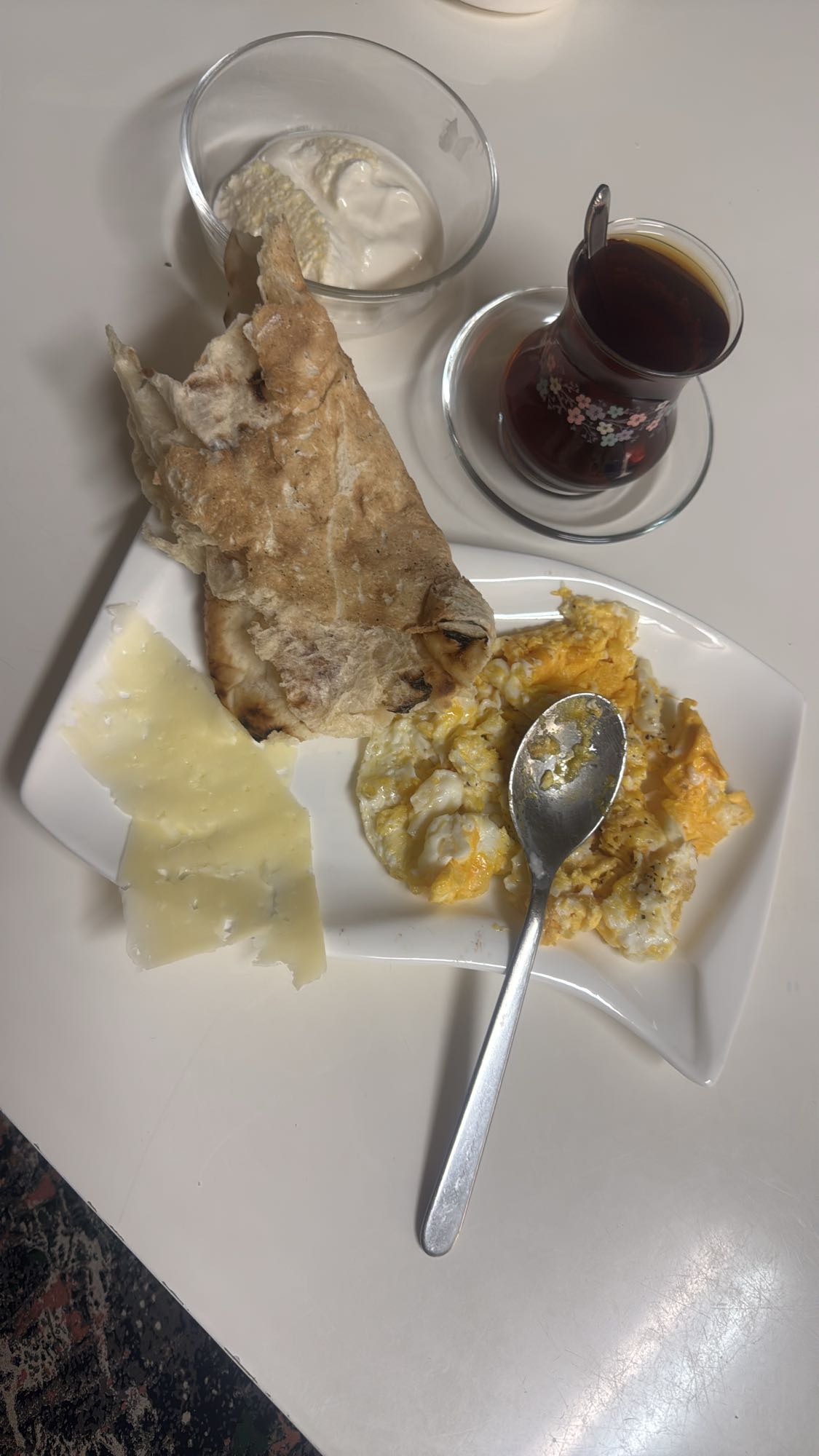 Frukost med ägg och bröd