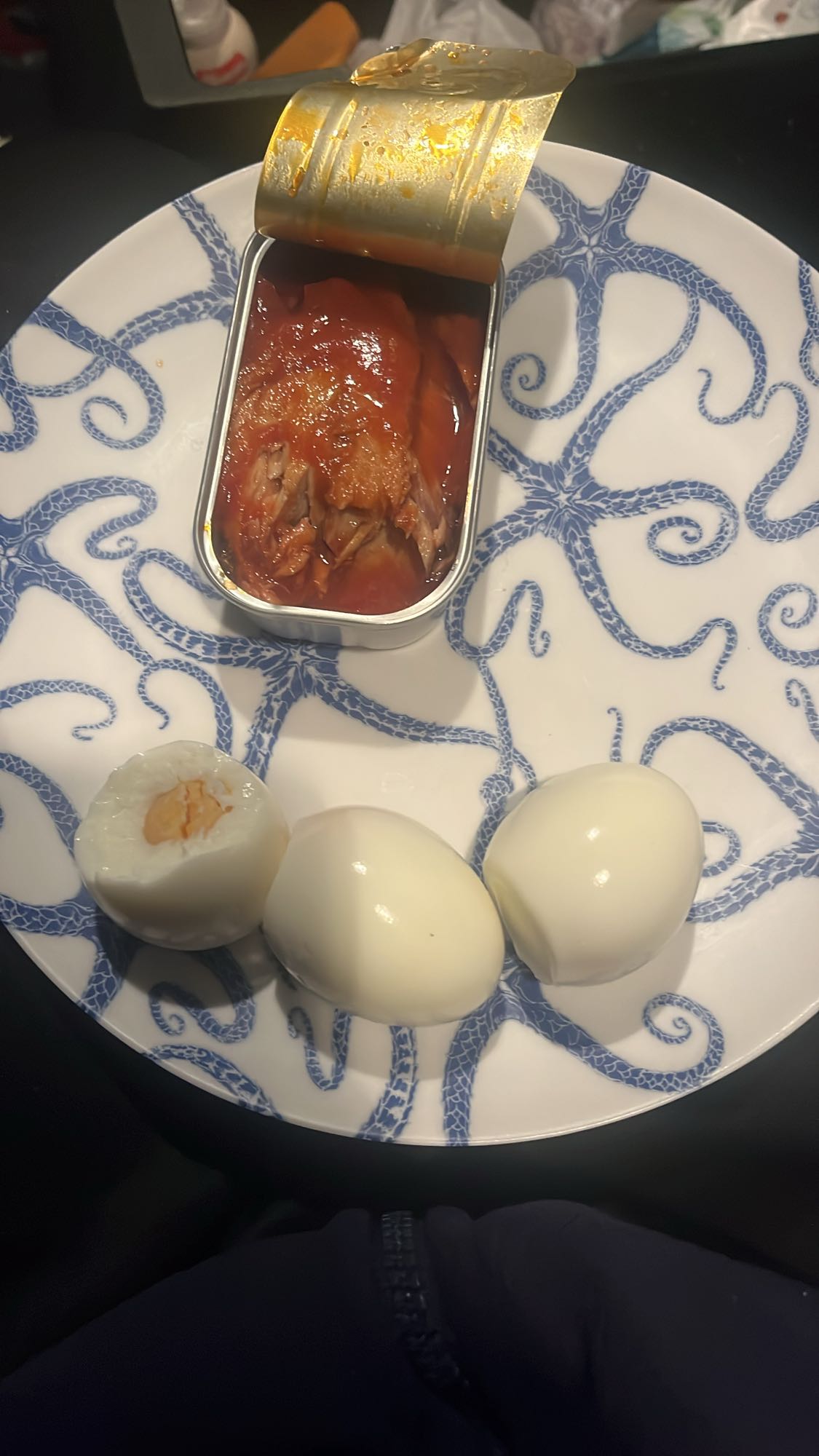 Ouă fierte și pește conservă