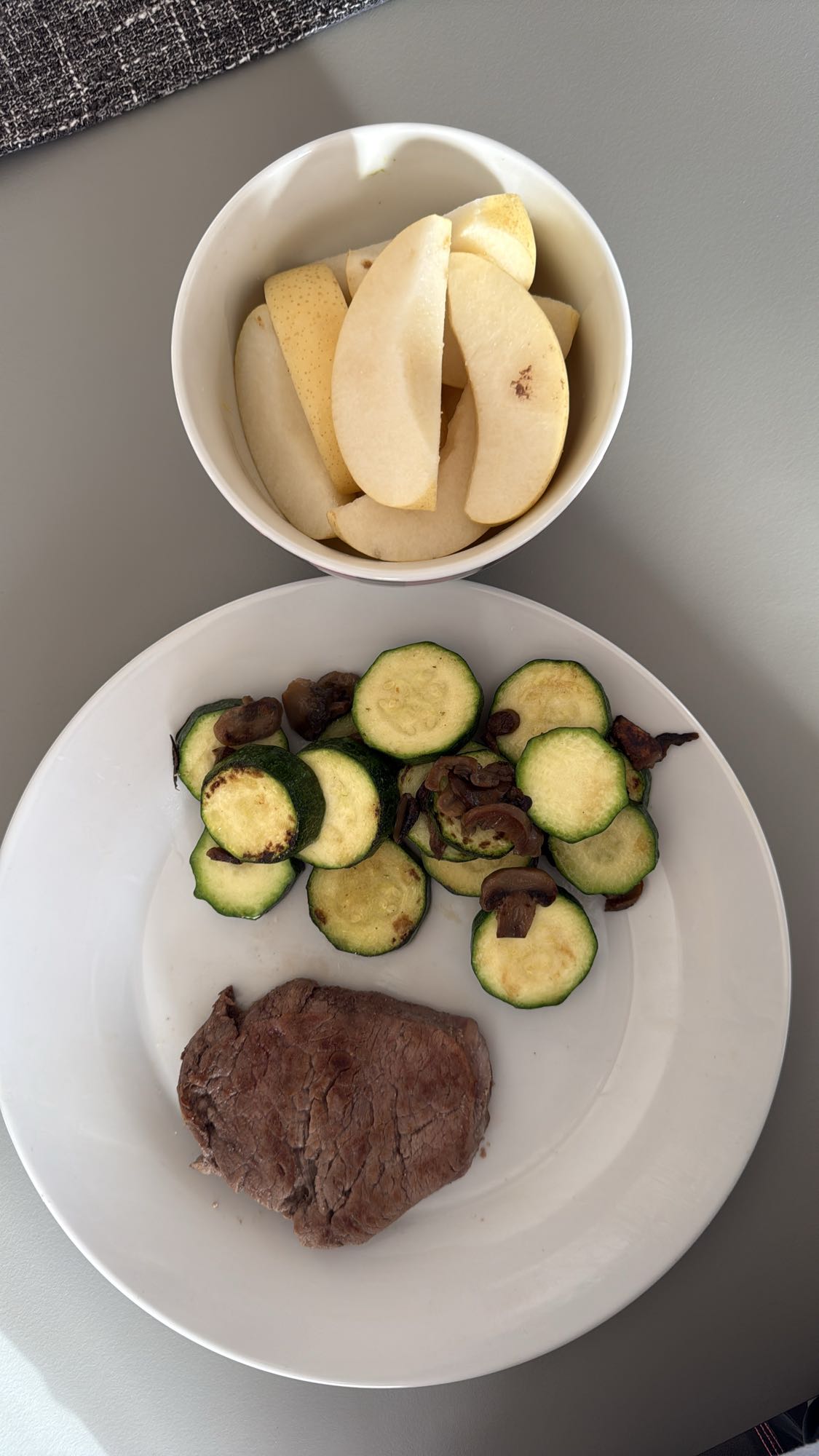 Vită cu dovlecei și pară