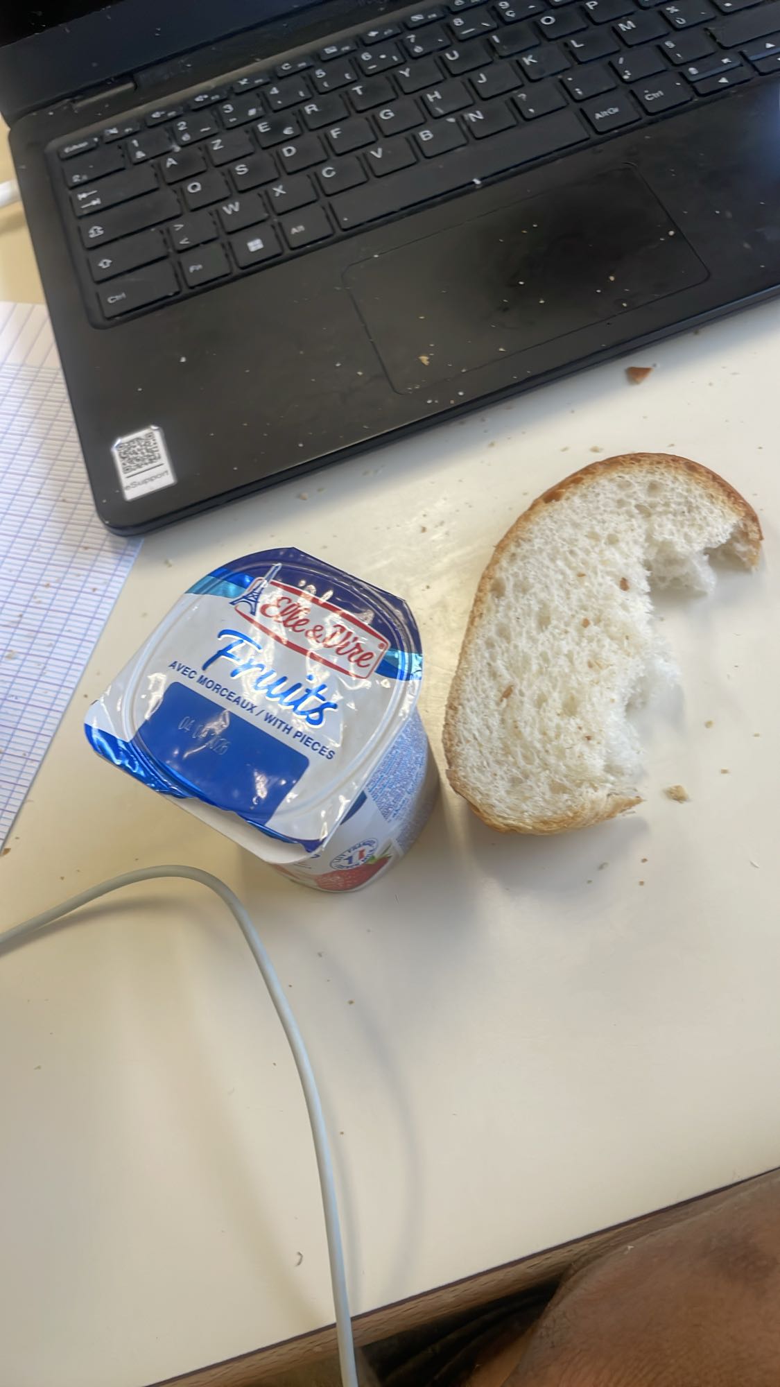 Yaourt aux fruits et pain