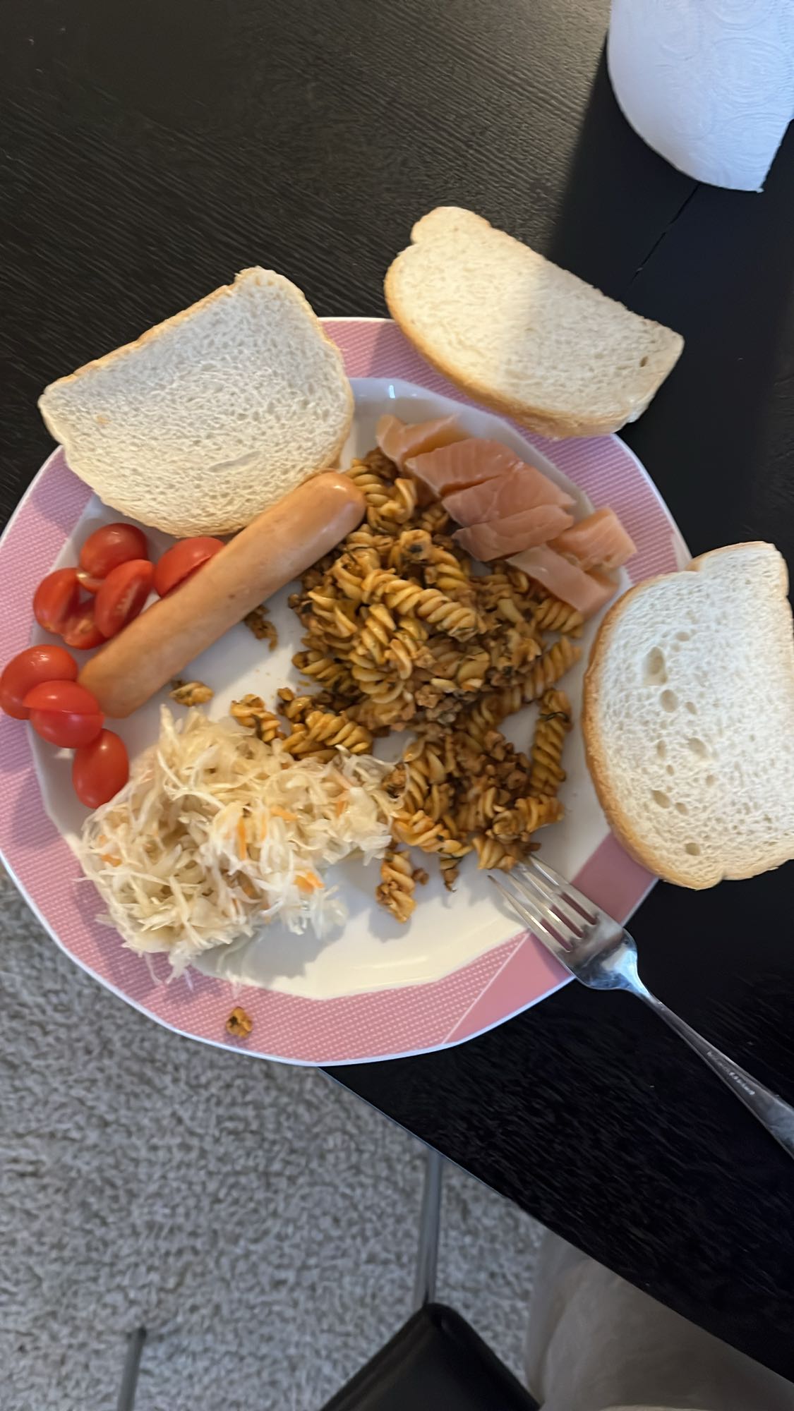 тарелка с макаронами и хлебом