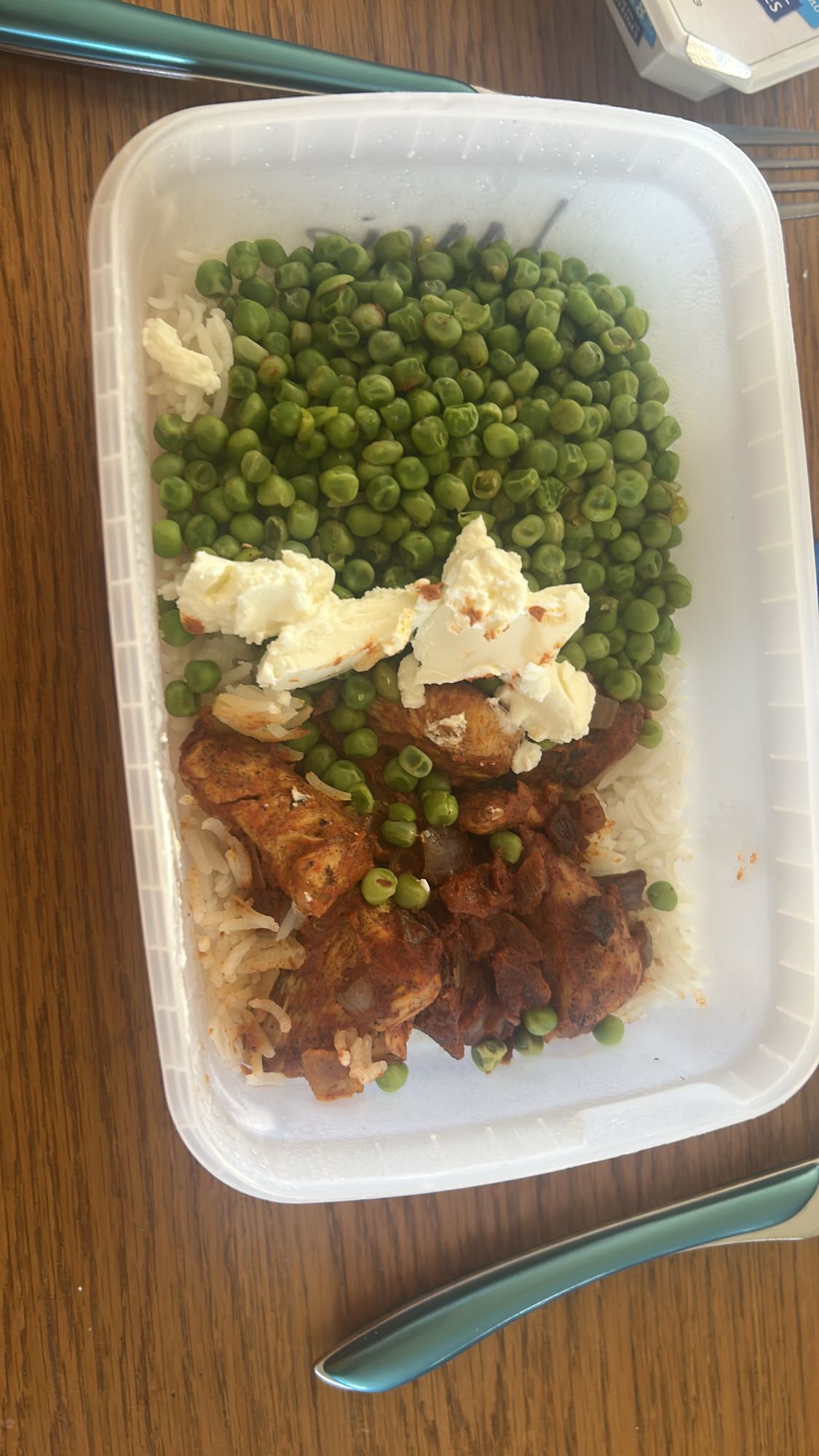 Poulet, riz, petits pois, feta