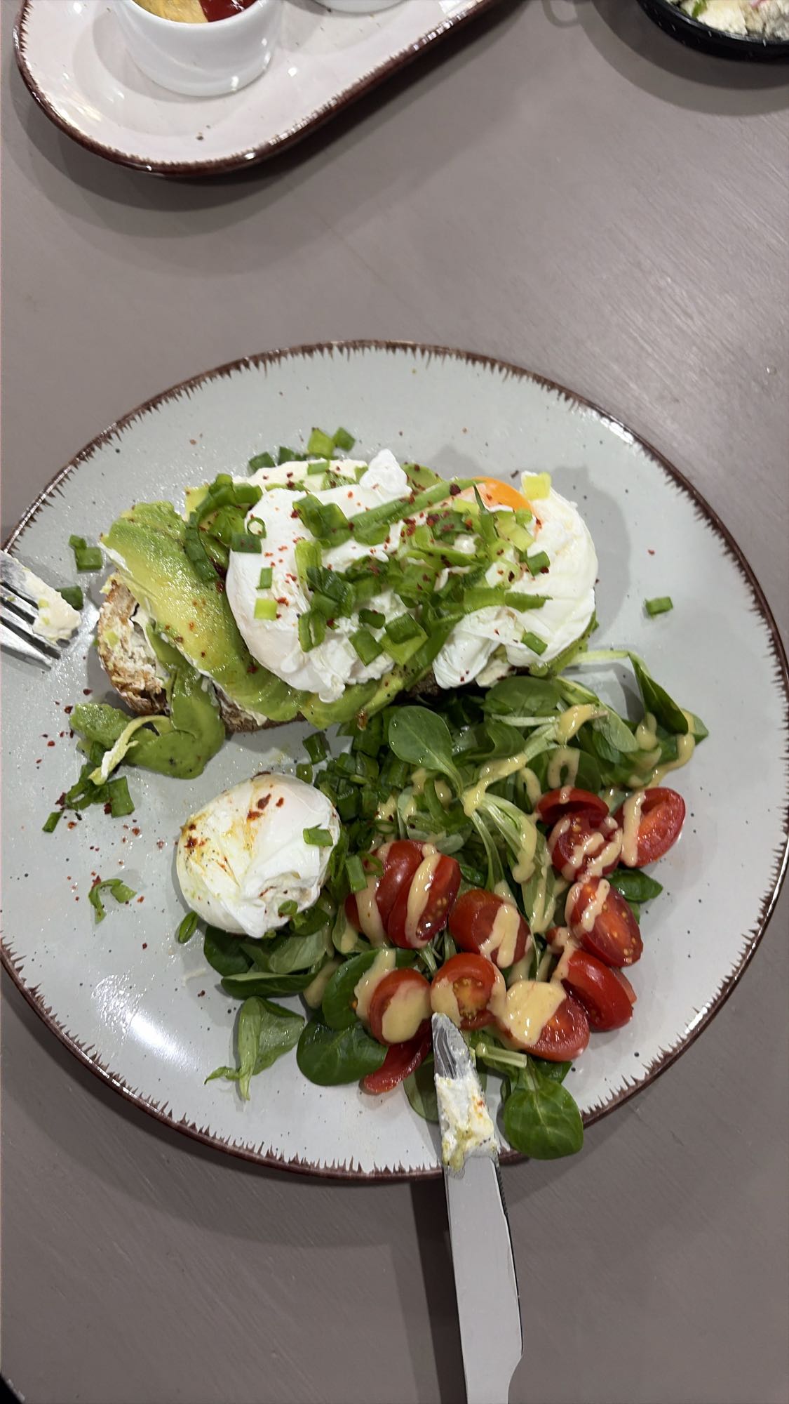 Jajka w koszulce z awokado