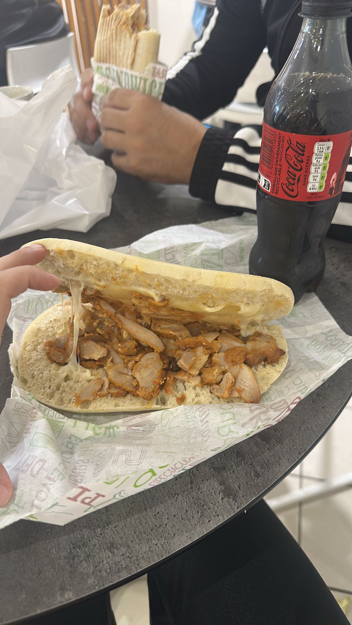 Sandviș cu carne și cola