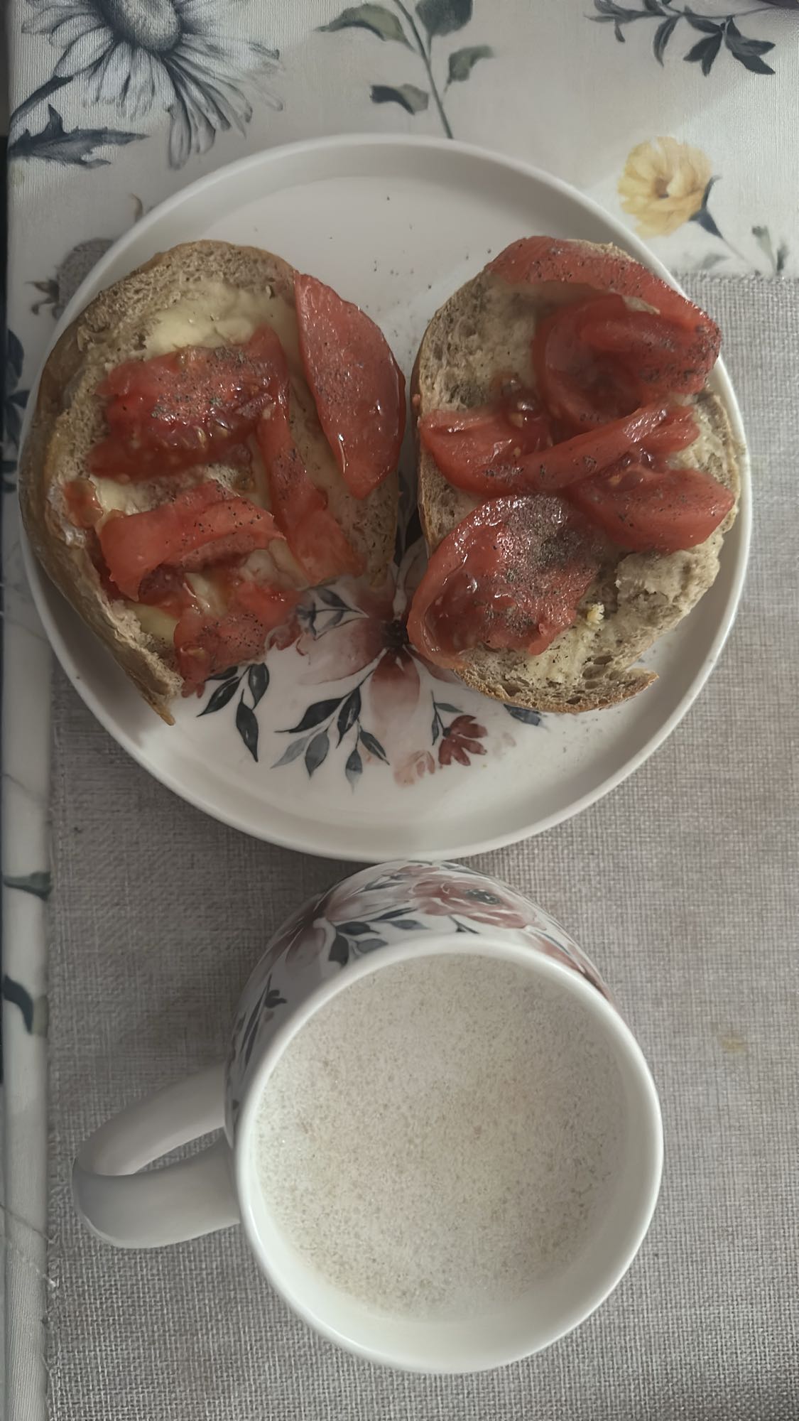 Bułka z pomidorem i mleko
