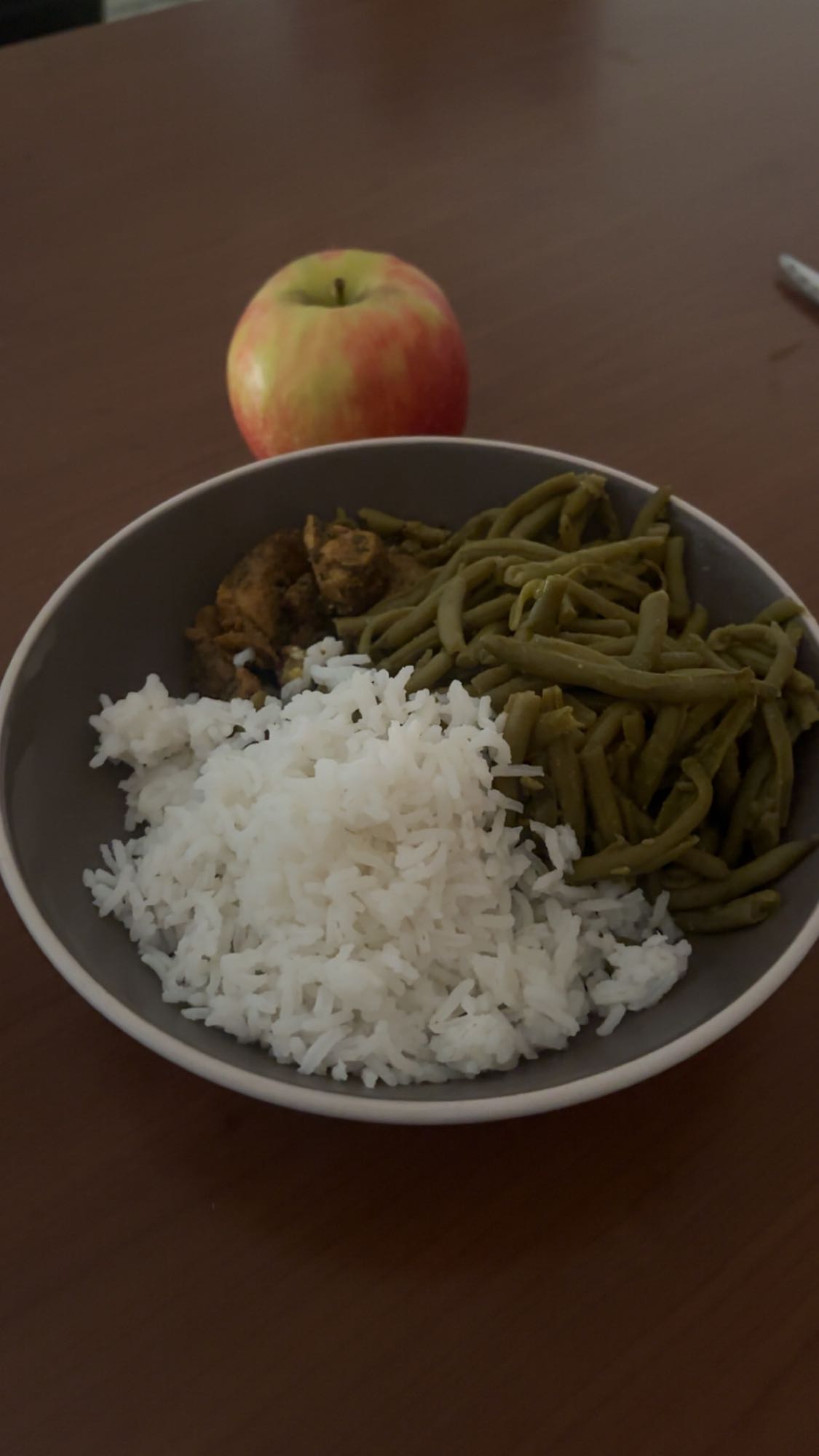 Riz, haricots verts, blanc de poulet, pomme