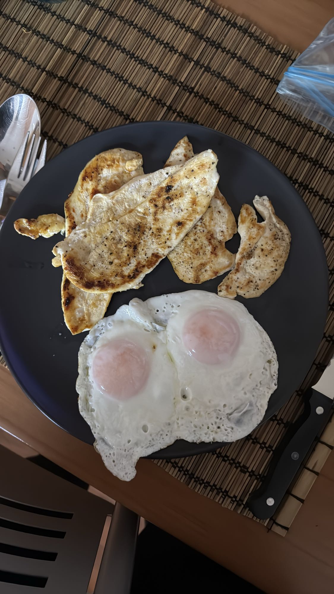 Pollo con huevos fritos