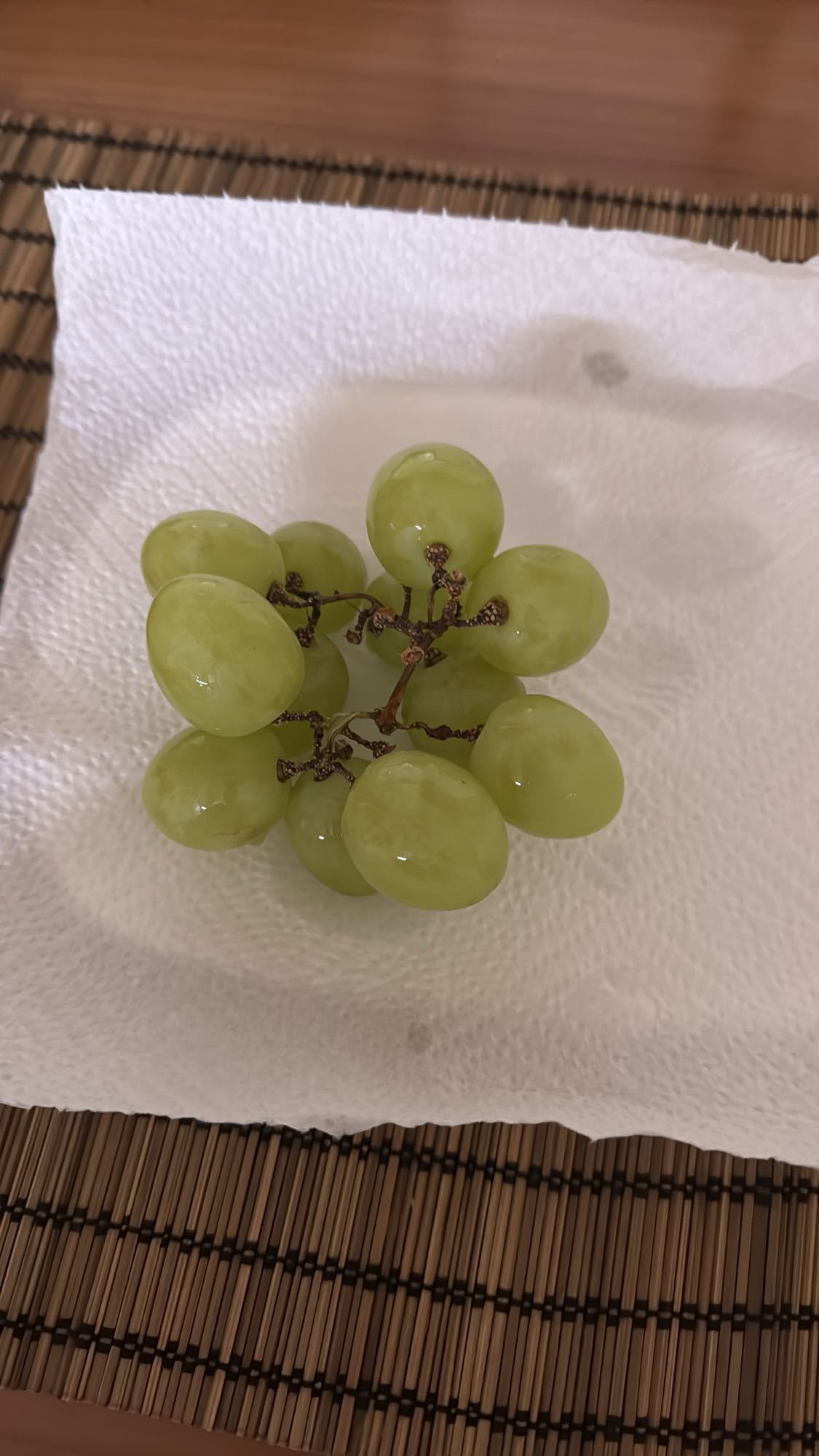 Uvas verdes frescas