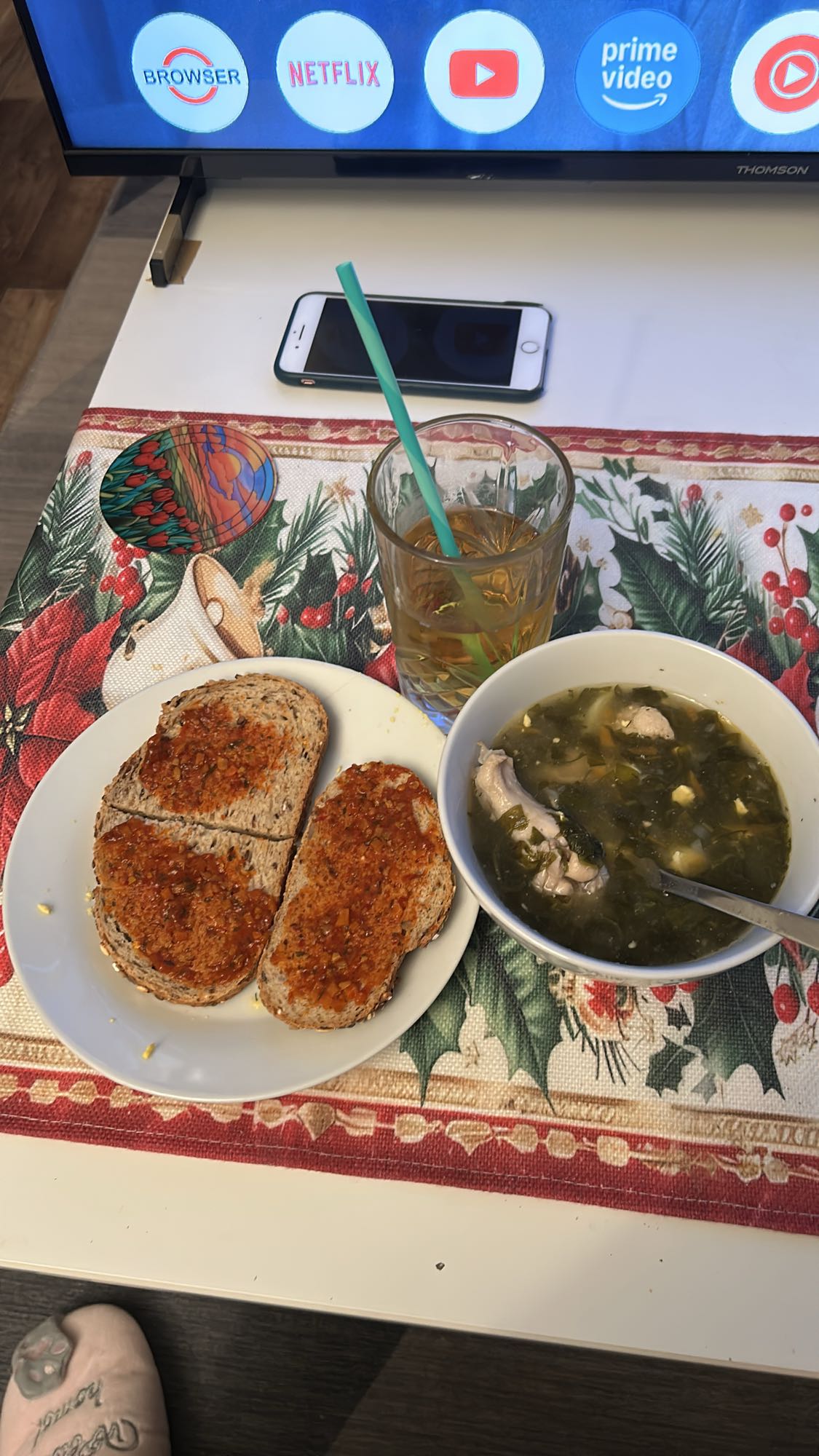 Суп с курицей и тостами