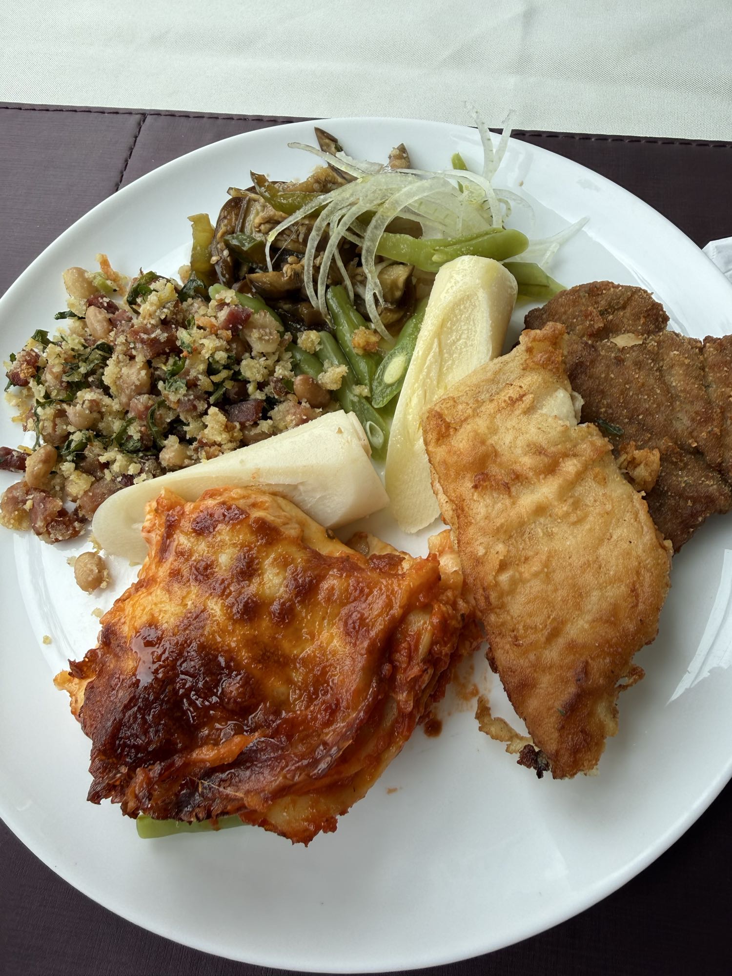 Prato variado com lasanha