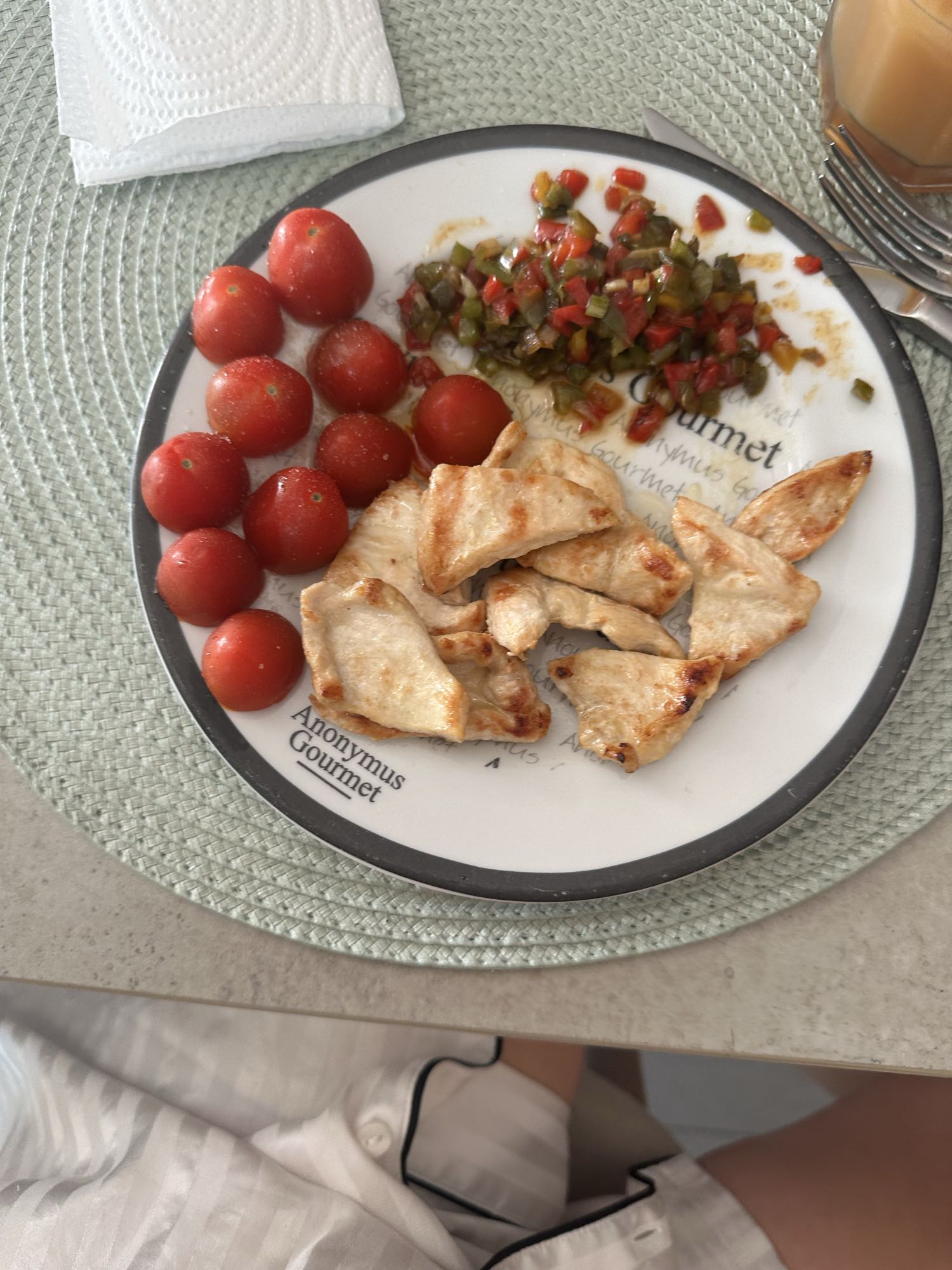 Pollo con vegetales y jugo de manzana