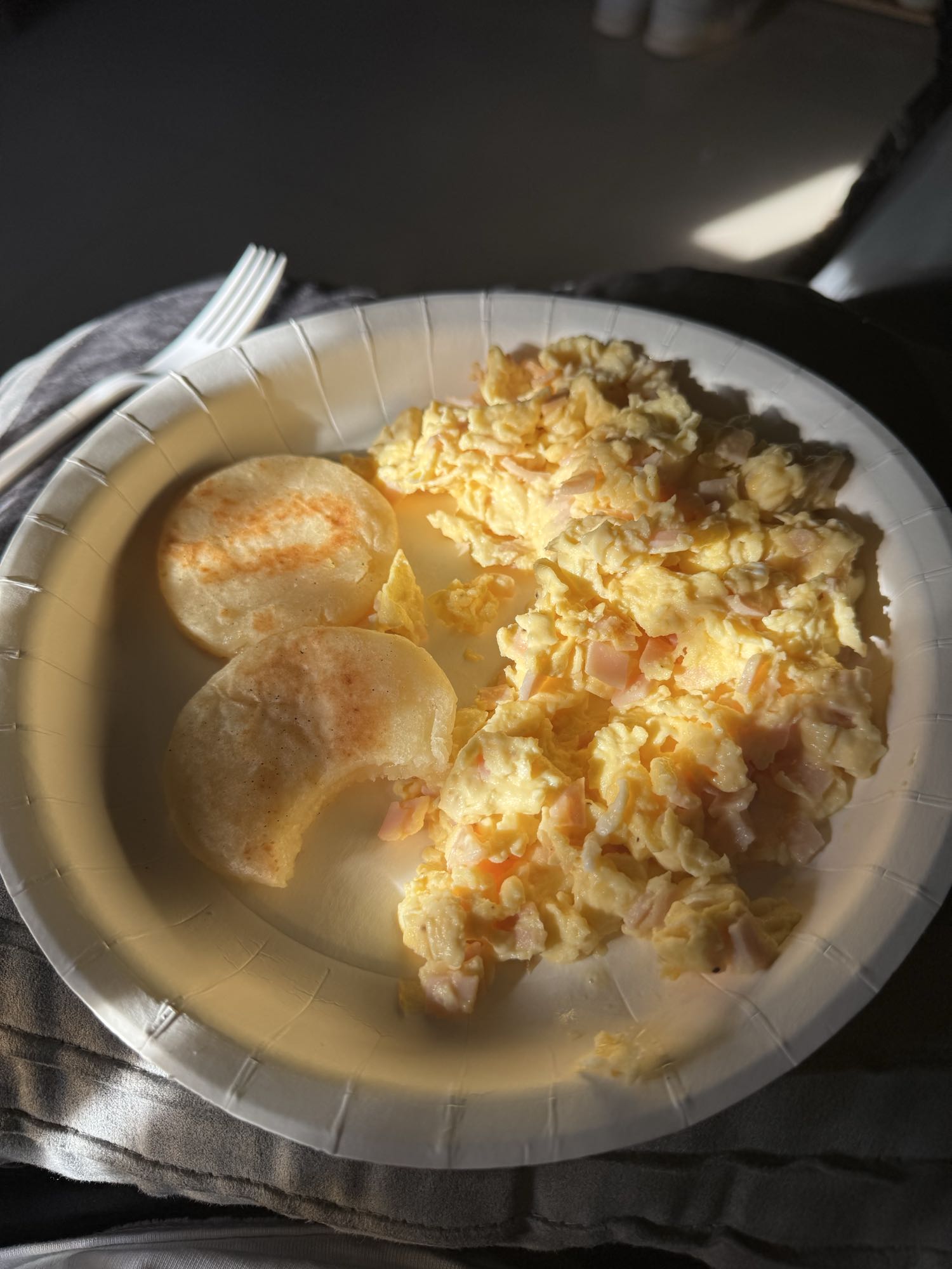 Huevos revueltos y arepas de yuca