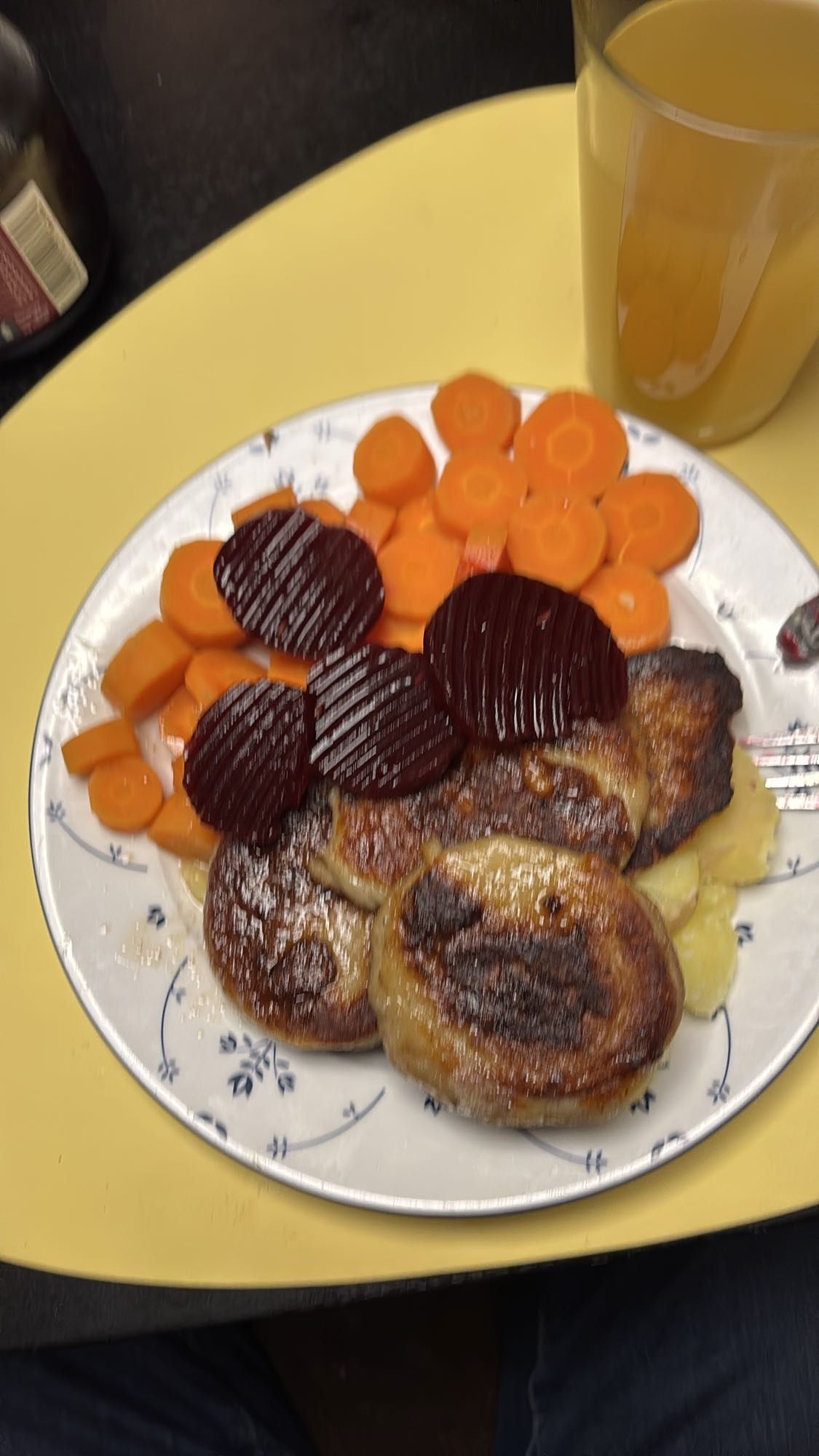 Fiskekaker med potet, gulrot og rødbeter