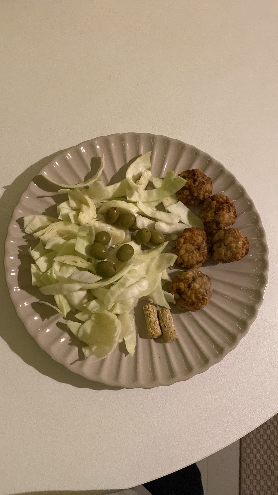 Kyllingefrikadeller med hvidkål, oliven og 2 små brødpinde