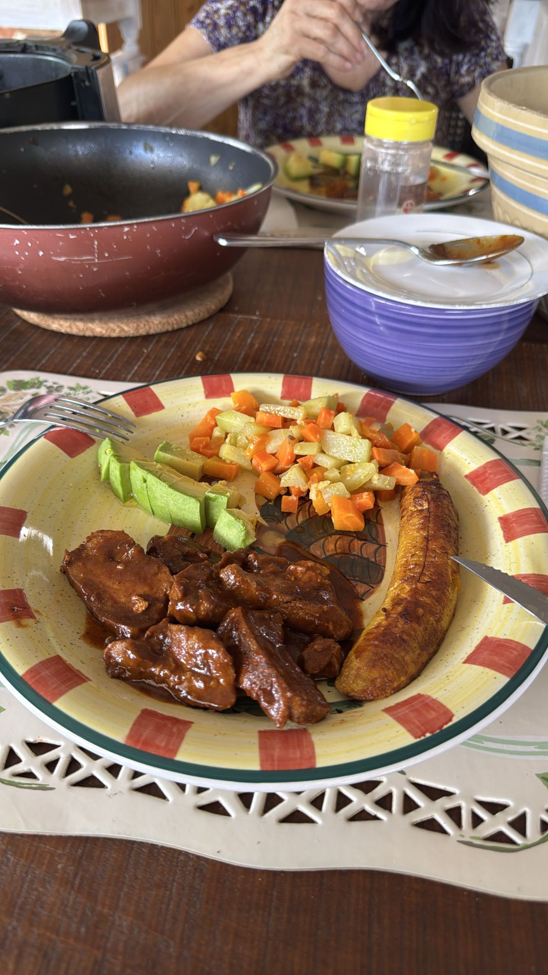 Carne guisada con plátano