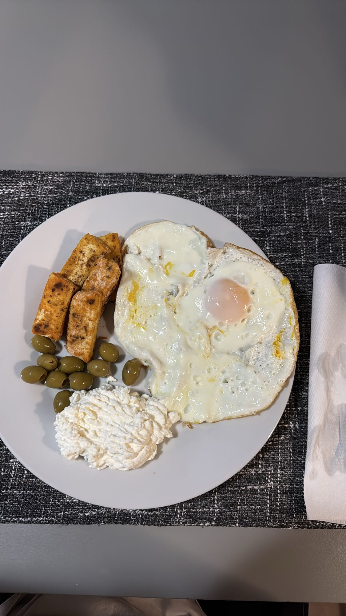 Mic dejun cu ouă și brânză