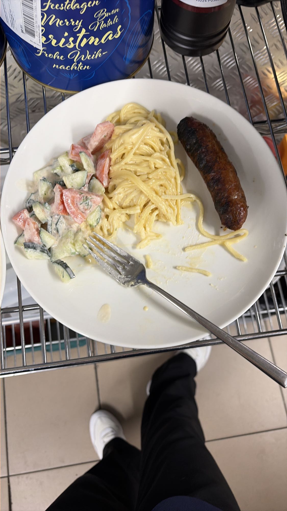 макароны с колбасой и салатом