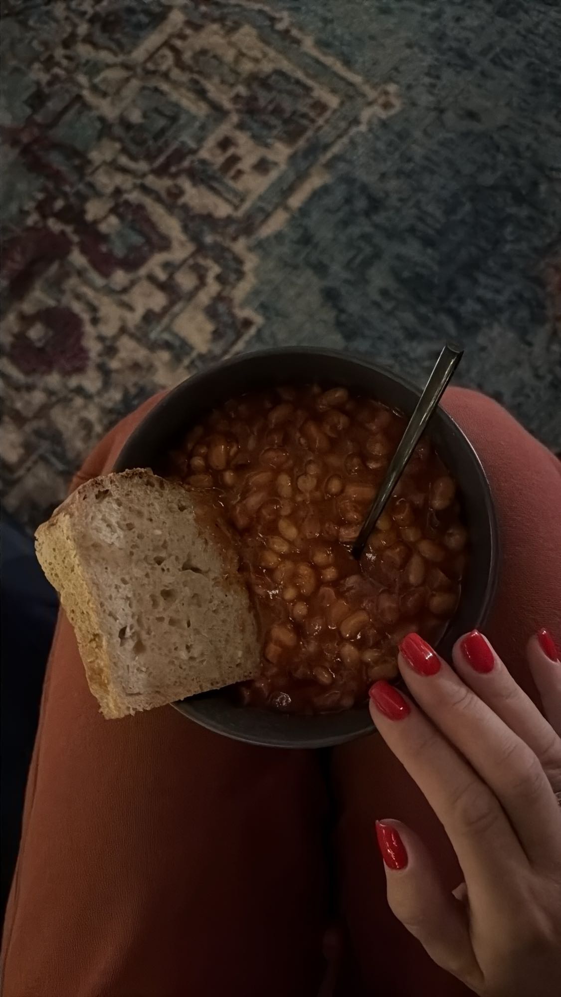 fasolka w sosie pomidorowym z chlebem