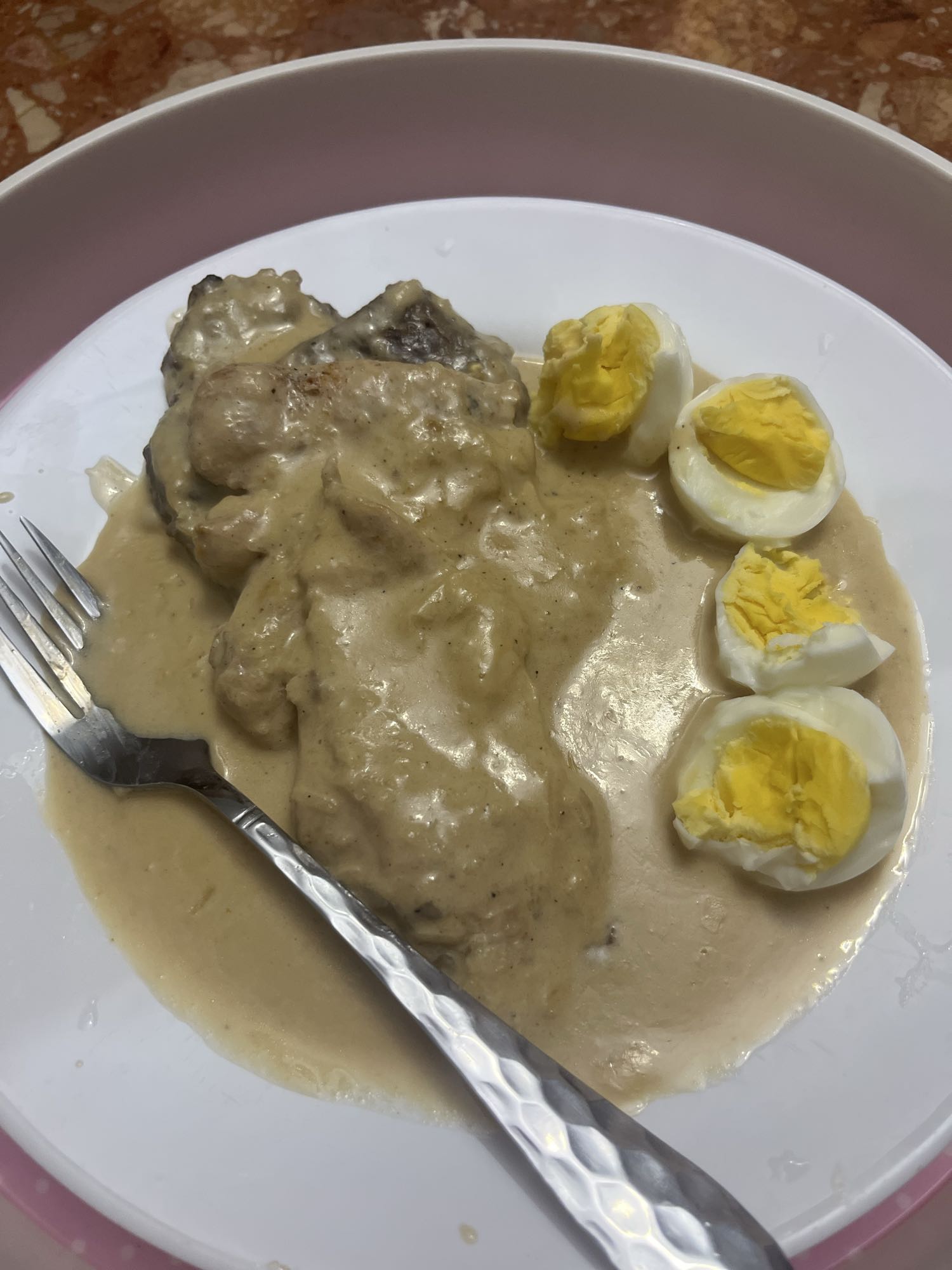 Poulet sauce crémeuse œufs