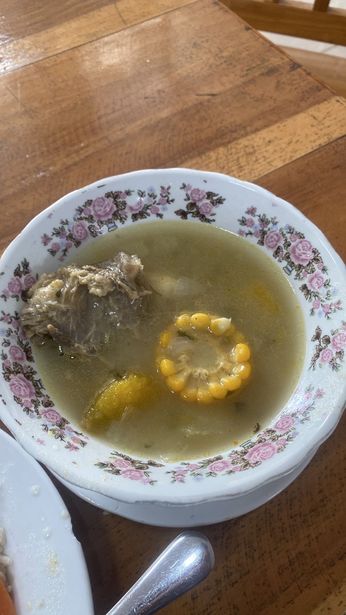 sopa de carne con maíz