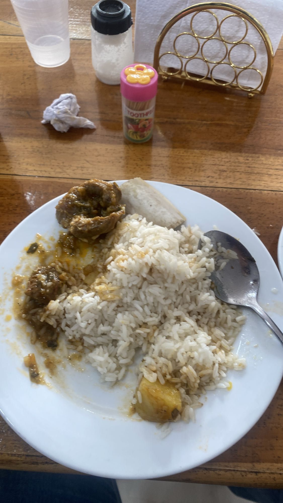 Arroz con carne y plátano