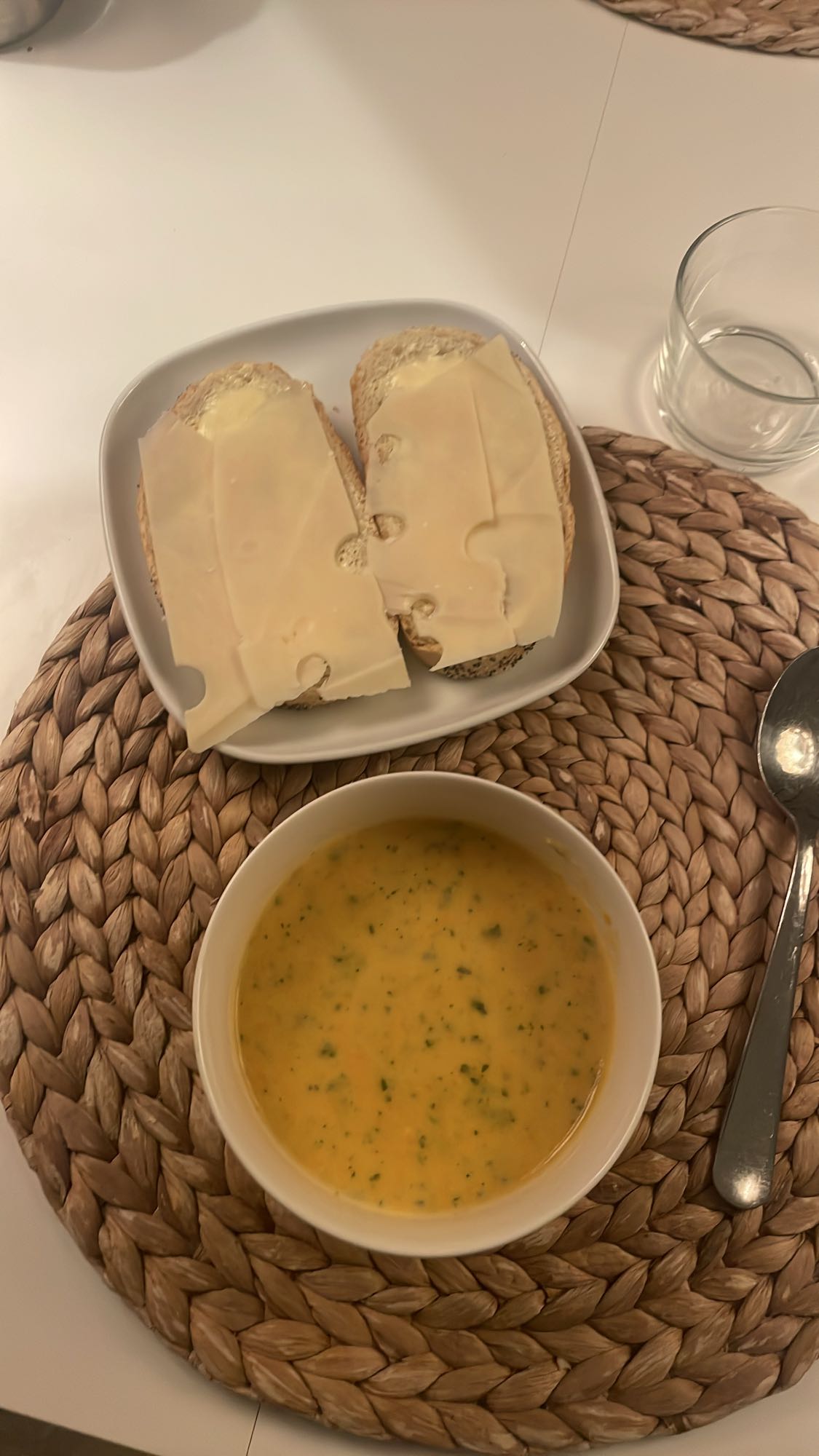 Ostsmörgås med soppa