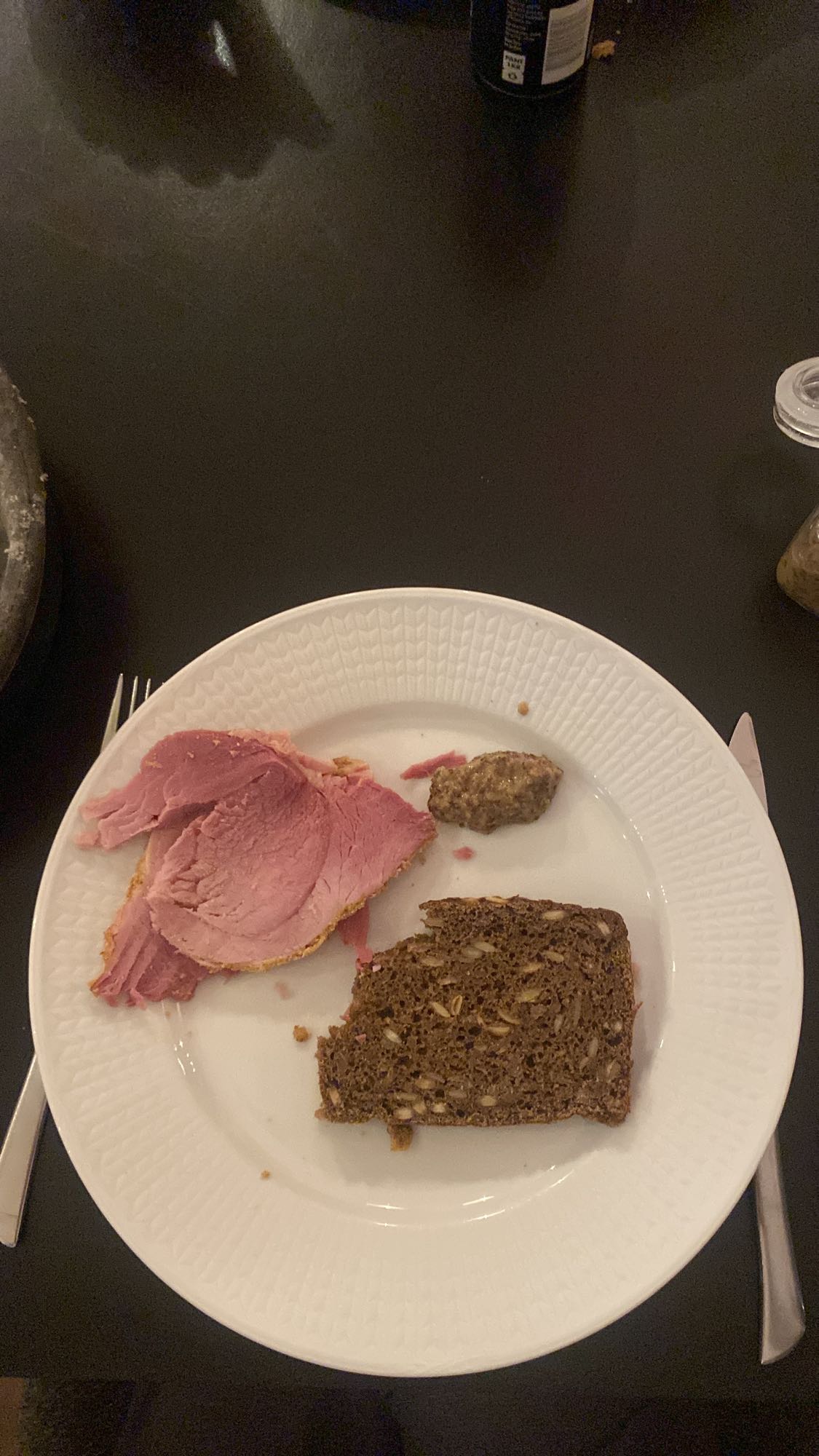 Rågbröd med skinka och senap