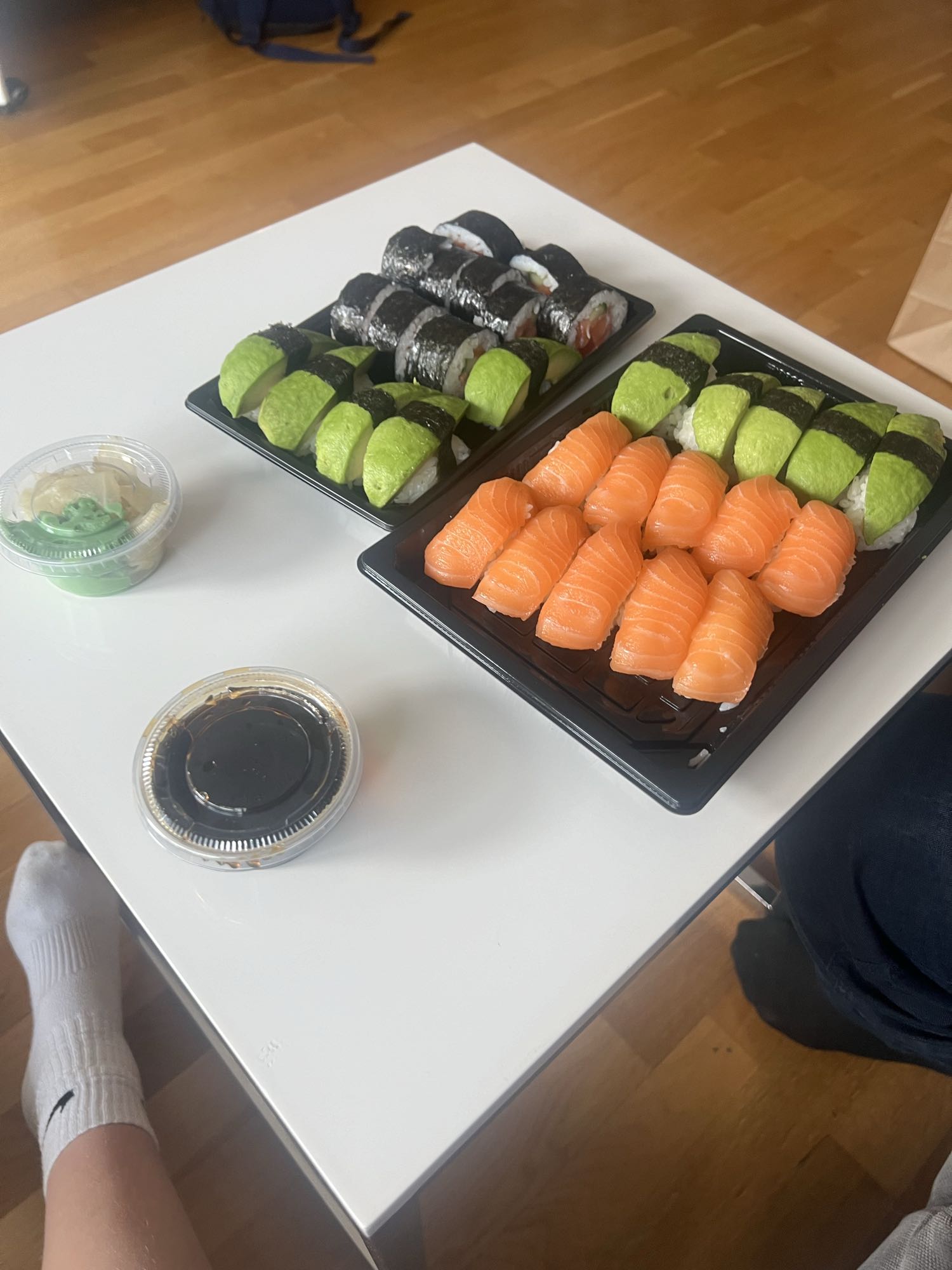 Sushi med lax och avokado