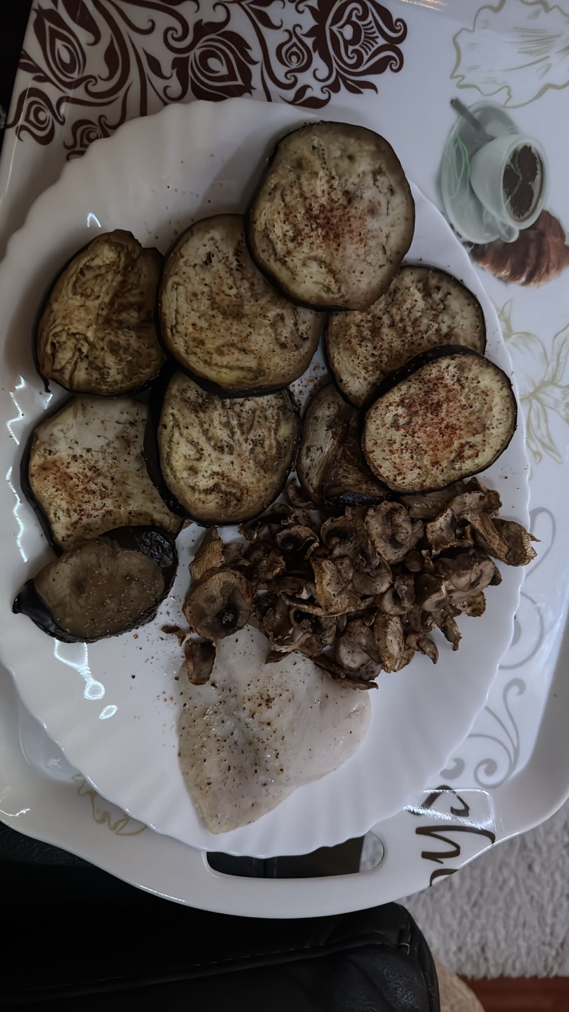 Pescado blanco con berenjena y champiñones