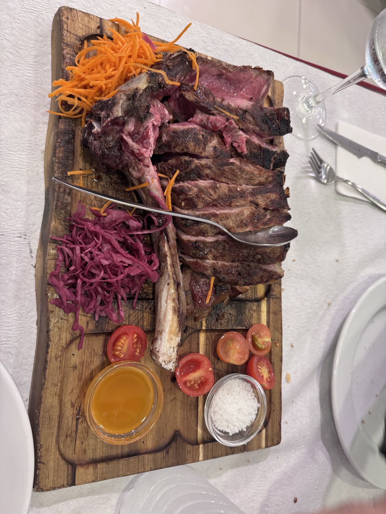 Grilovaná hovězí žebírka s přílohou